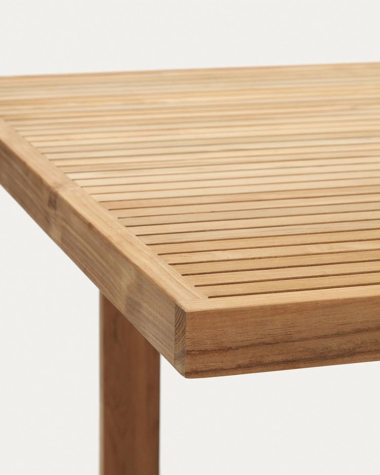 Robuster Gartentisch aus recyceltem Teakholz, 220x100 cm, nachhaltig, elegant und perfekt für den Außenbereich.