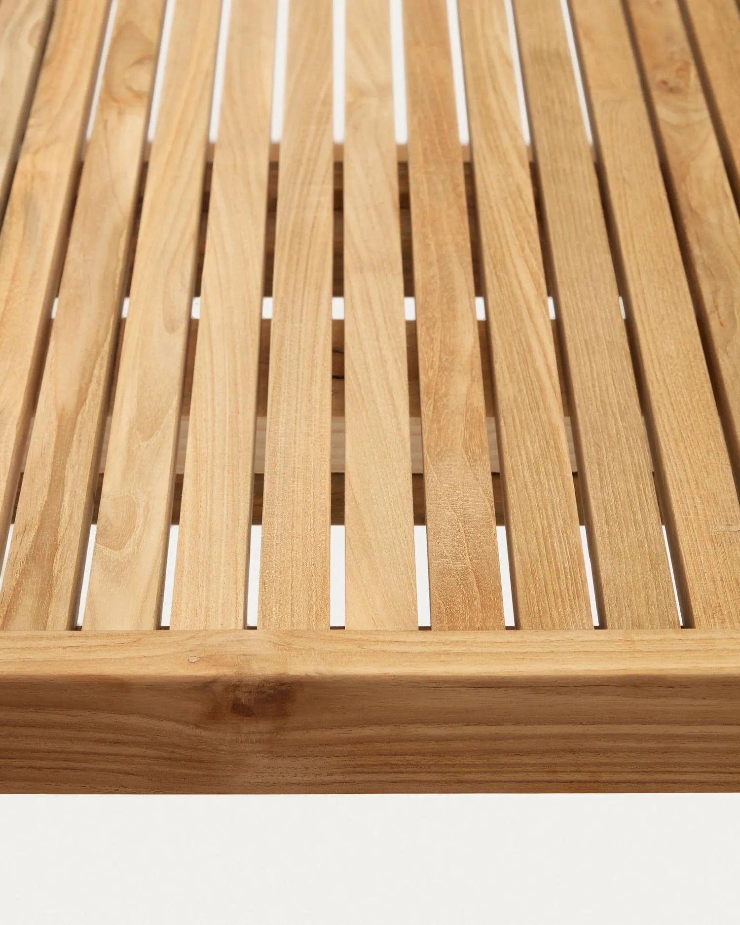 Massiver Gartentisch aus recyceltem Teakholz, 220x100 cm, langlebig, stilvoll und ideal für Garten oder Terrasse.