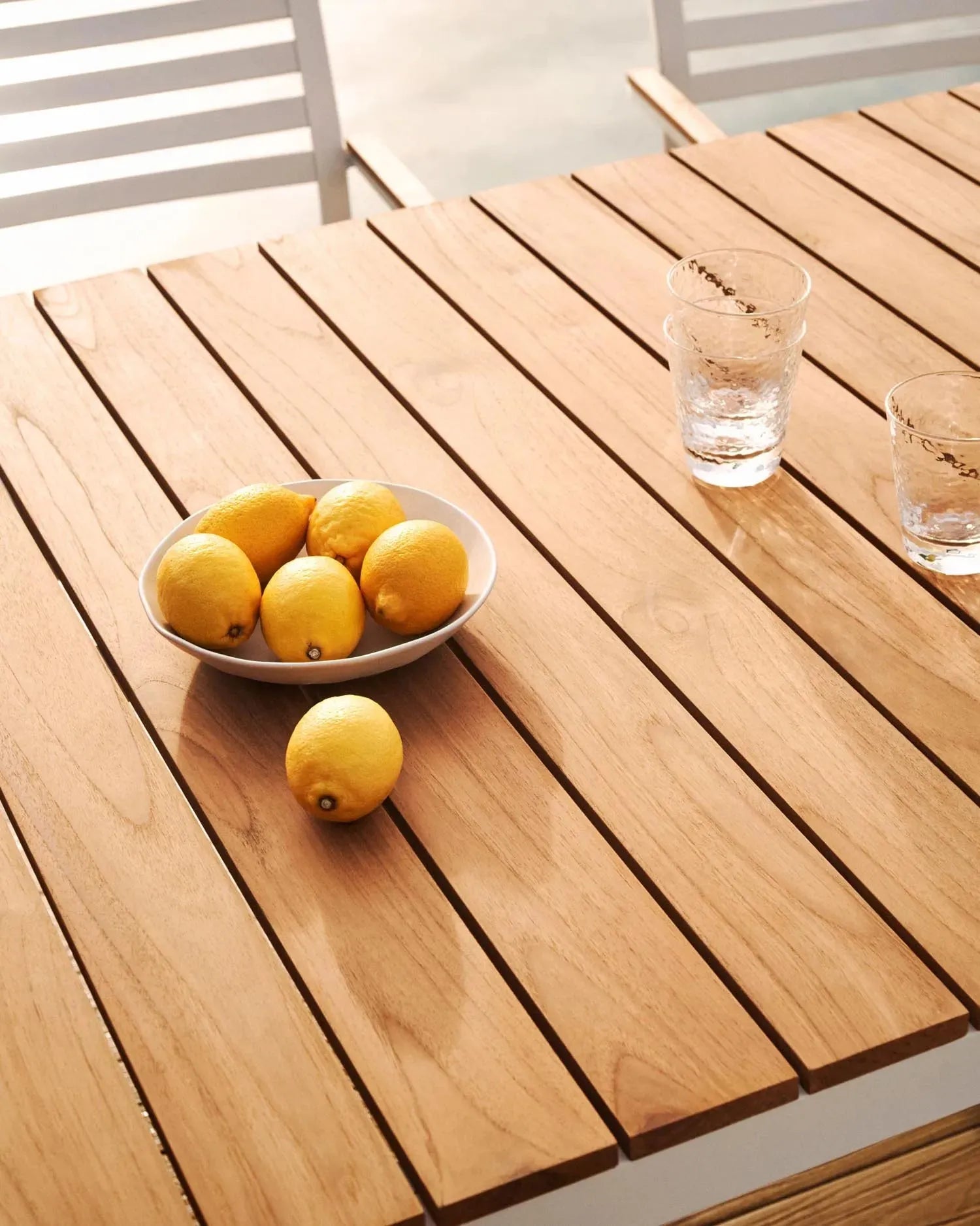 Moderner Outdoor-Tisch aus massivem Teakholz und weißem Aluminium, 160x90 cm, ideal für Garten oder Terrasse, langlebig und stilvoll.