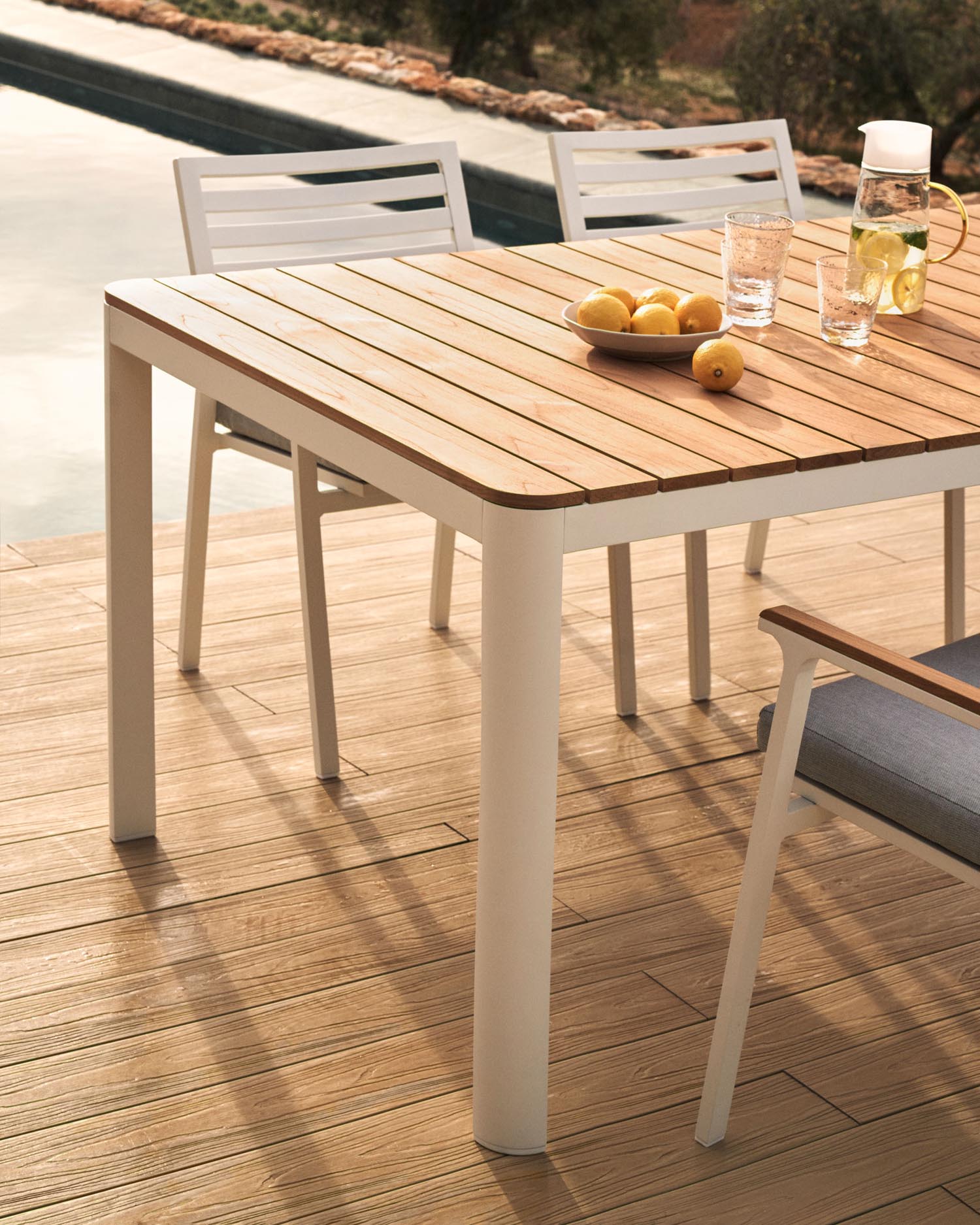 Outdoor-Tisch aus Teakholz und weissem Aluminium, 160x90 cm, robust, modern und perfekt für Garten oder Terrasse.