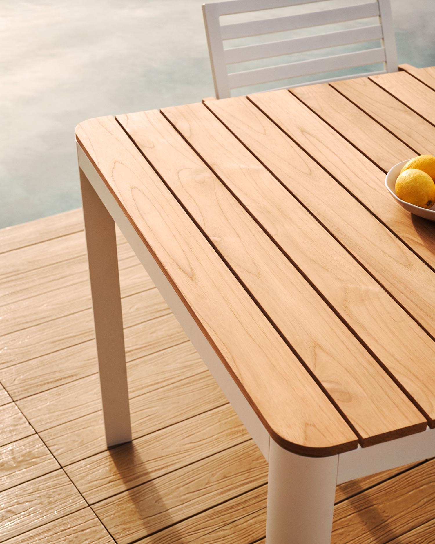 Outdoor-Tisch aus massivem Teakholz und weissem Aluminium, 160x90 cm, robust, modern, perfekt für Garten oder Terrasse, wetterfest und elegant.