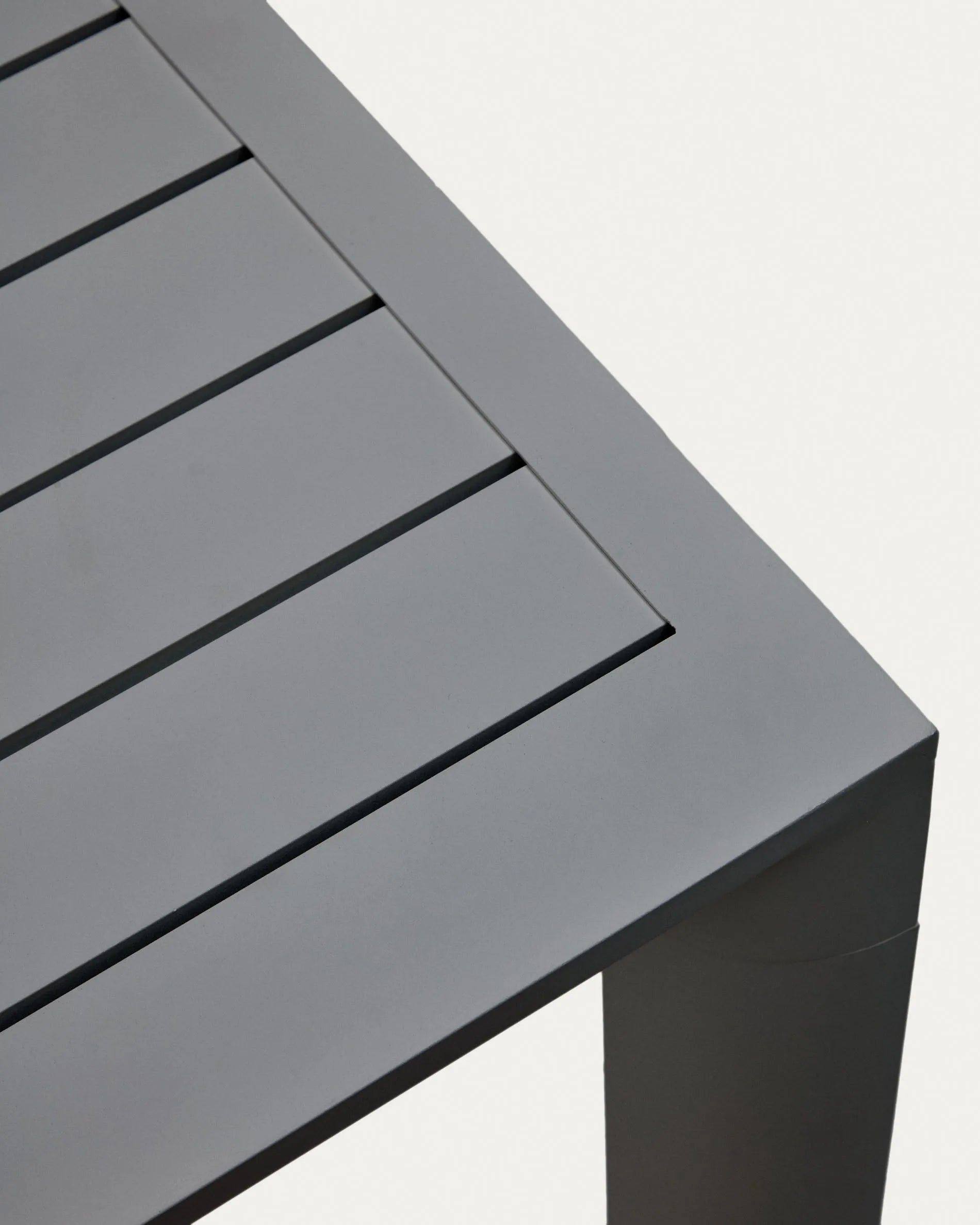 Moderner Gartentisch aus Aluminium, graues Finish, 220x100 cm, robust und stilvoll, ideal für den Außenbereich.