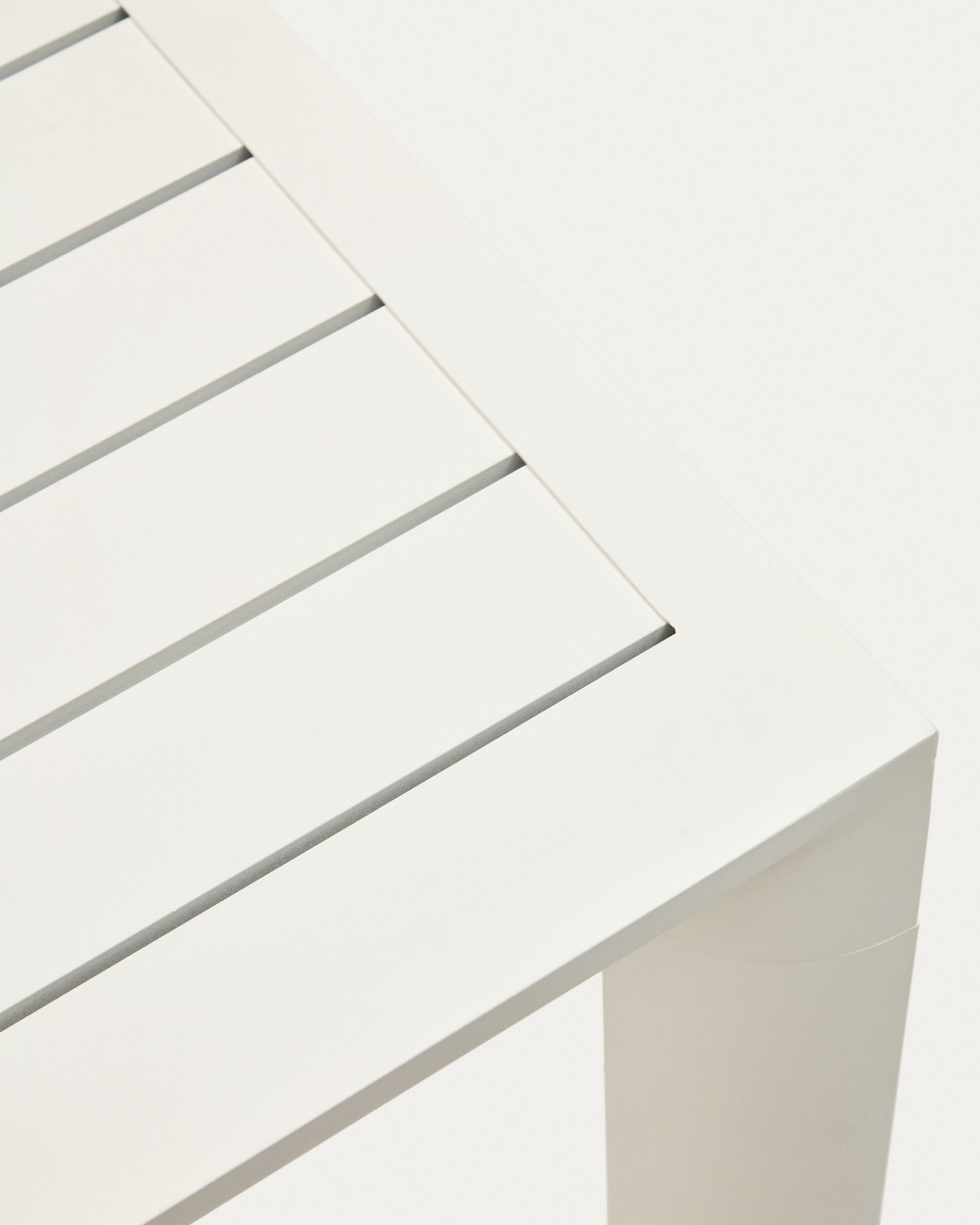 Eleganter Gartentisch Culip aus Aluminium mit weißem Finish, 220x100 cm, perfekt für moderne Außenbereiche von Kave Home.