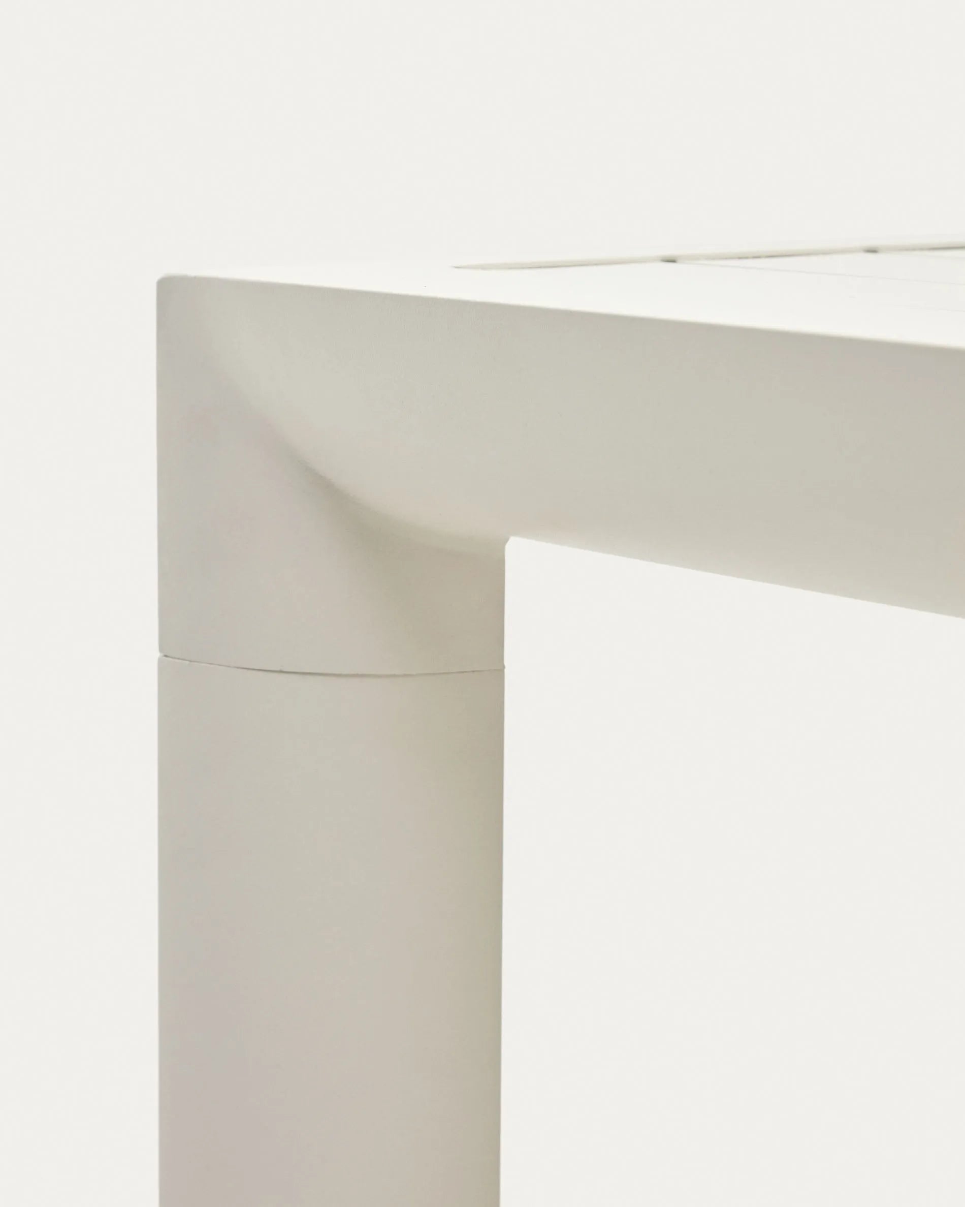 Moderner Gartentisch Culip aus Aluminium, weißes Finish, 220x100 cm, ideal für stilvolle Außenbereiche von Kave Home.
