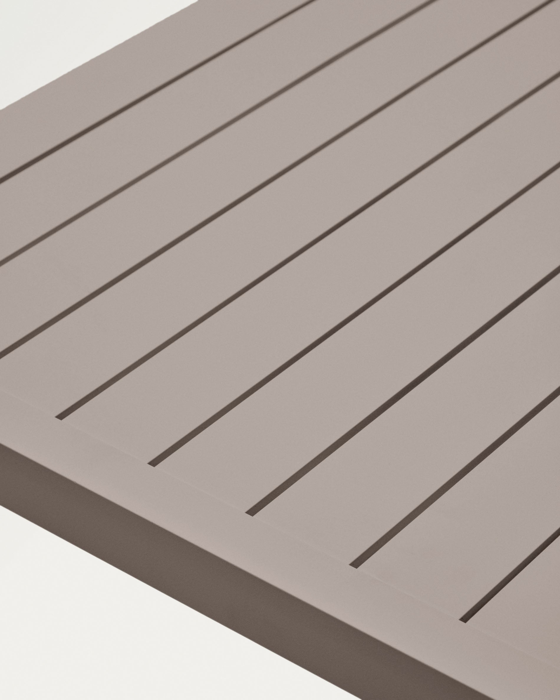 Eleganter Aluminium-Gartentisch in Braun, 220x100 cm, robust, wetterfest, ideal für stilvolle Outdoor-Momente.