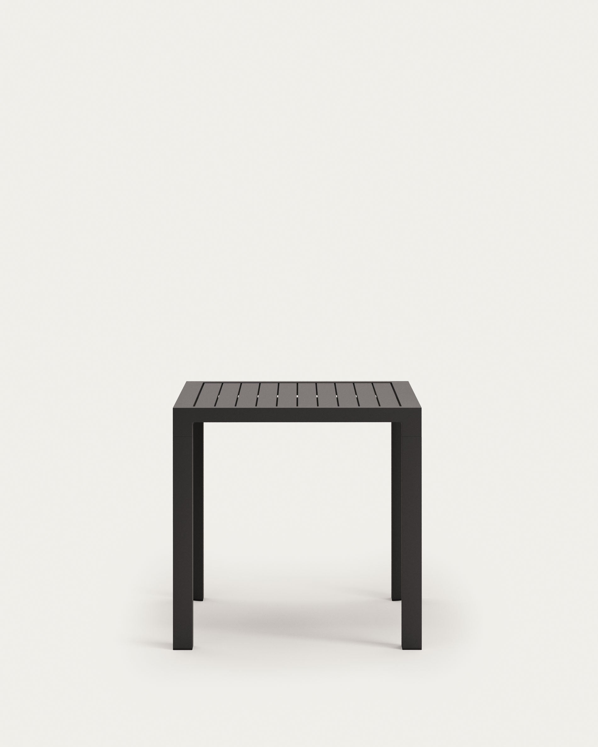 Moderner Gartentisch aus Aluminium mit grauem Finish, 77 x 77 cm, ideal für stilvolle Außenbereiche, von Kave Home.
