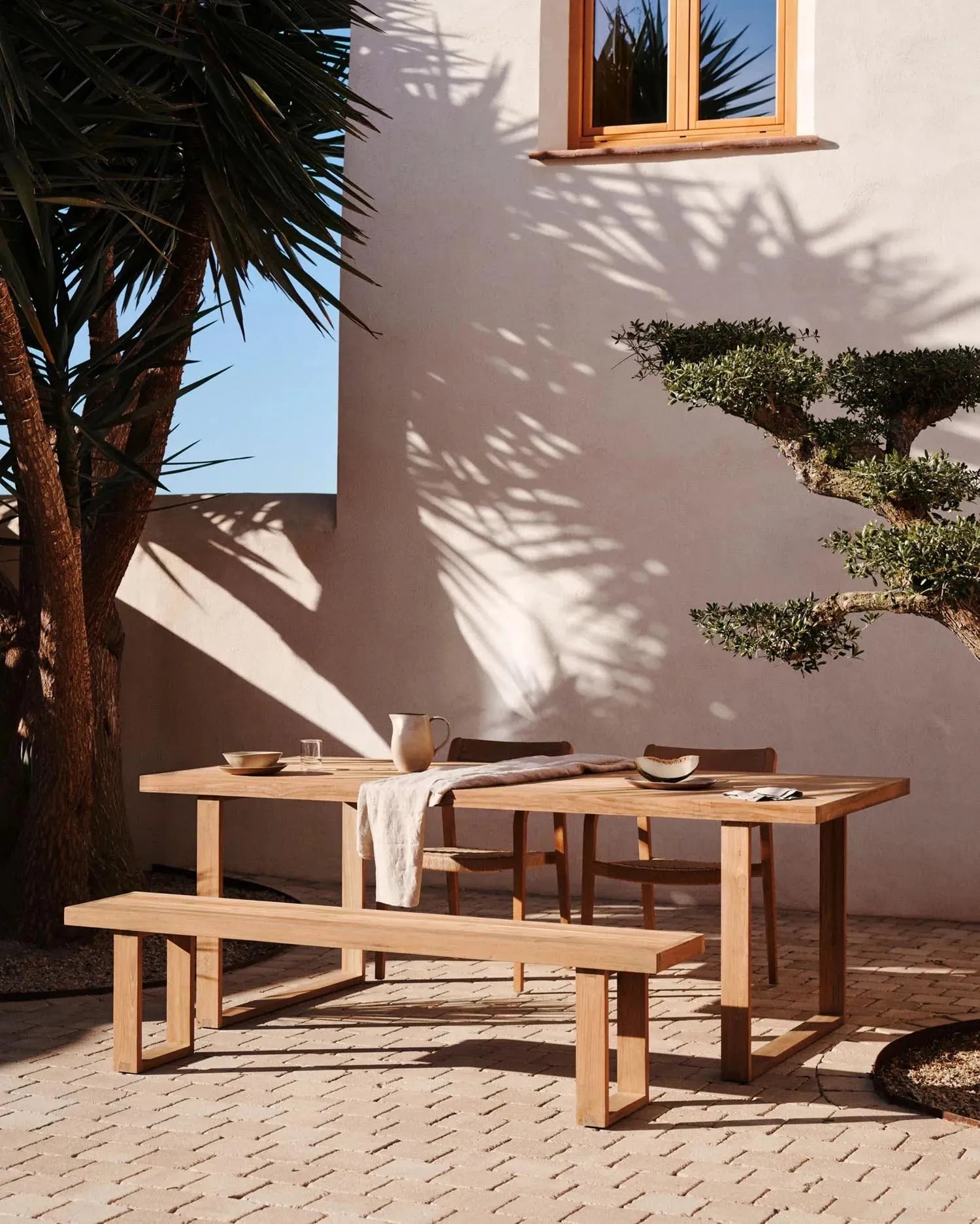 Massiver Outdoor-Tisch aus recyceltem Teakholz, 180x90 cm, langlebig, nachhaltig und perfekt für den Garten.