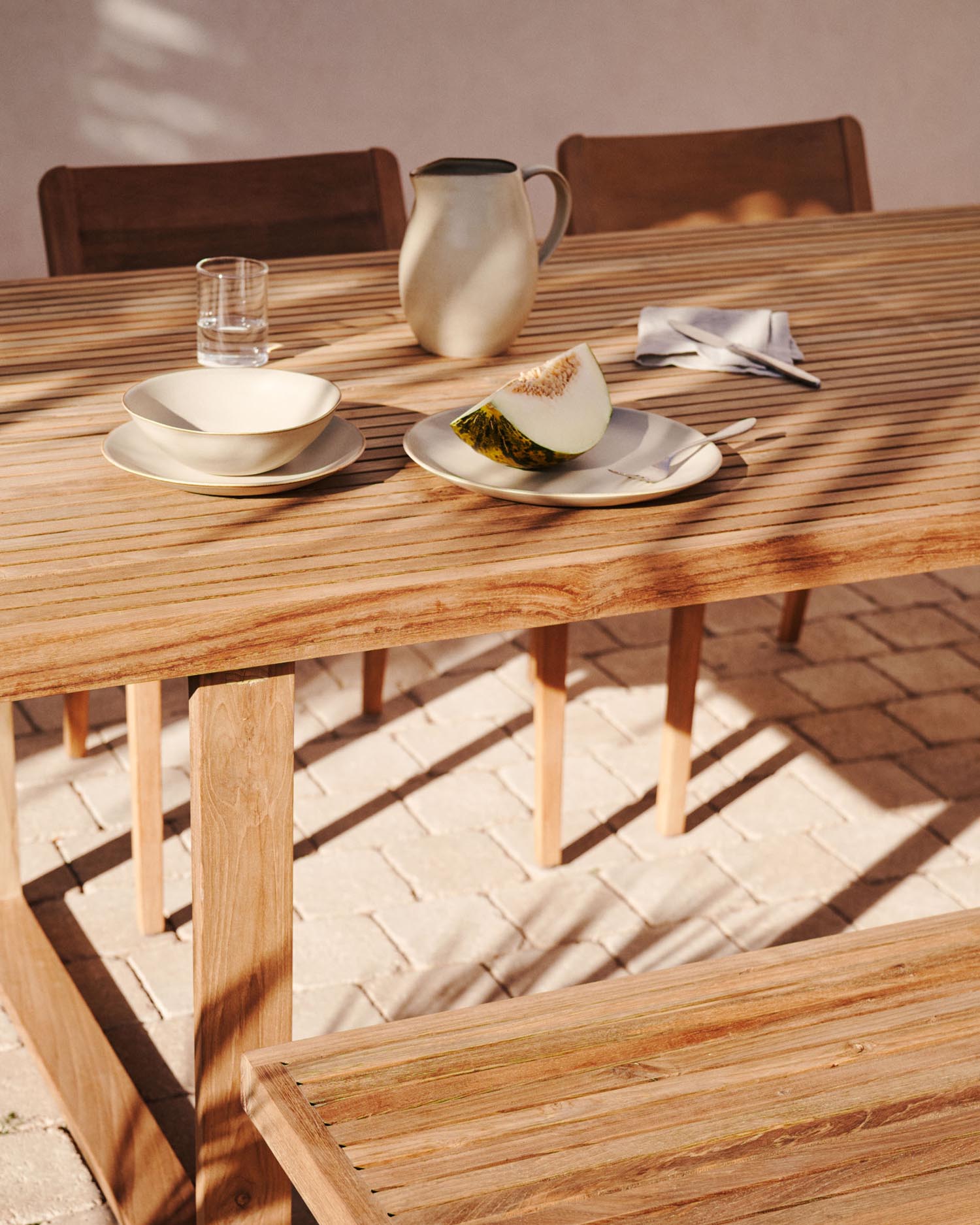 Eleganter Outdoor-Tisch aus recyceltem Teakholz, robust und stilvoll, ideal für gesellige Runden im Freien.