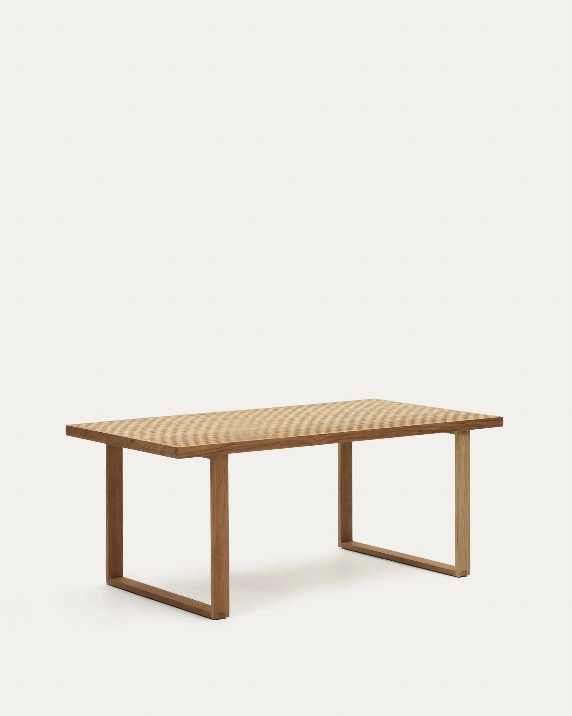 Outdoor-Tisch aus recyceltem Teakholz, 180x90 cm, robust, nachhaltig, ideal für Garten oder Terrasse, von Kave Home.