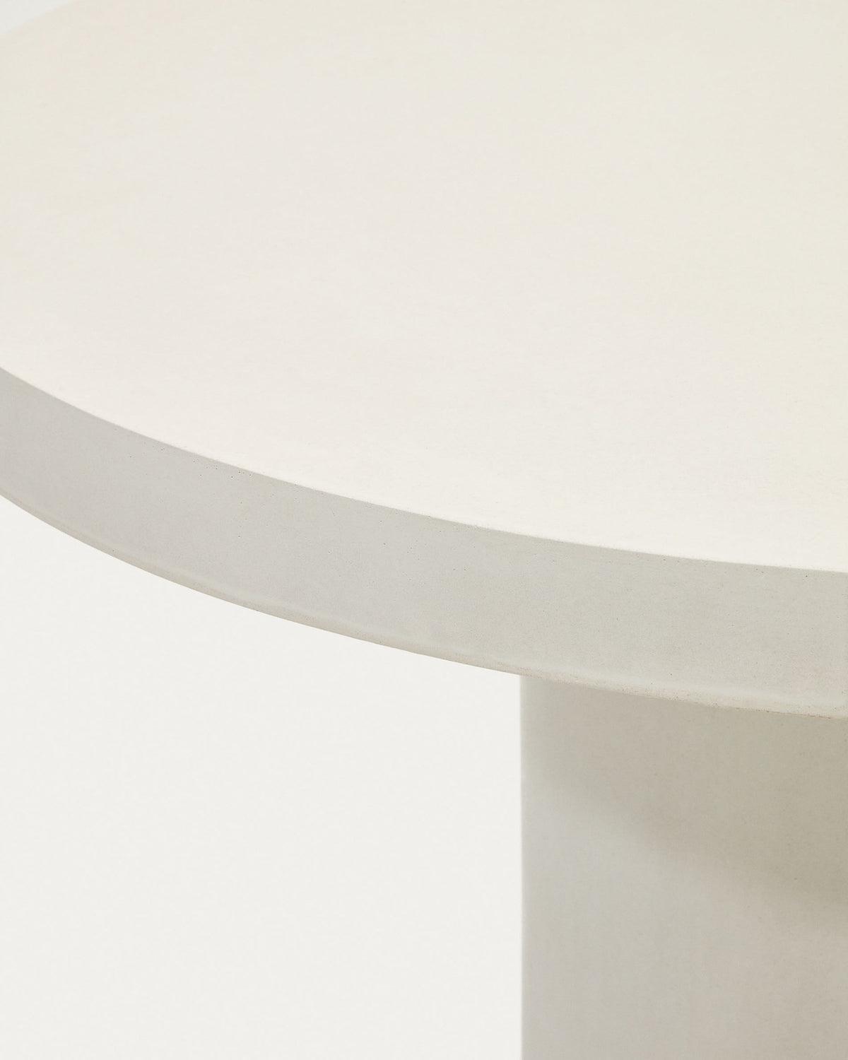 Aiguablava runder Tisch aus Zement in Weiss Ø 120 cm in Weiss präsentiert im Onlineshop von KAQTU Design AG. Gartentisch ist von Kave Home
