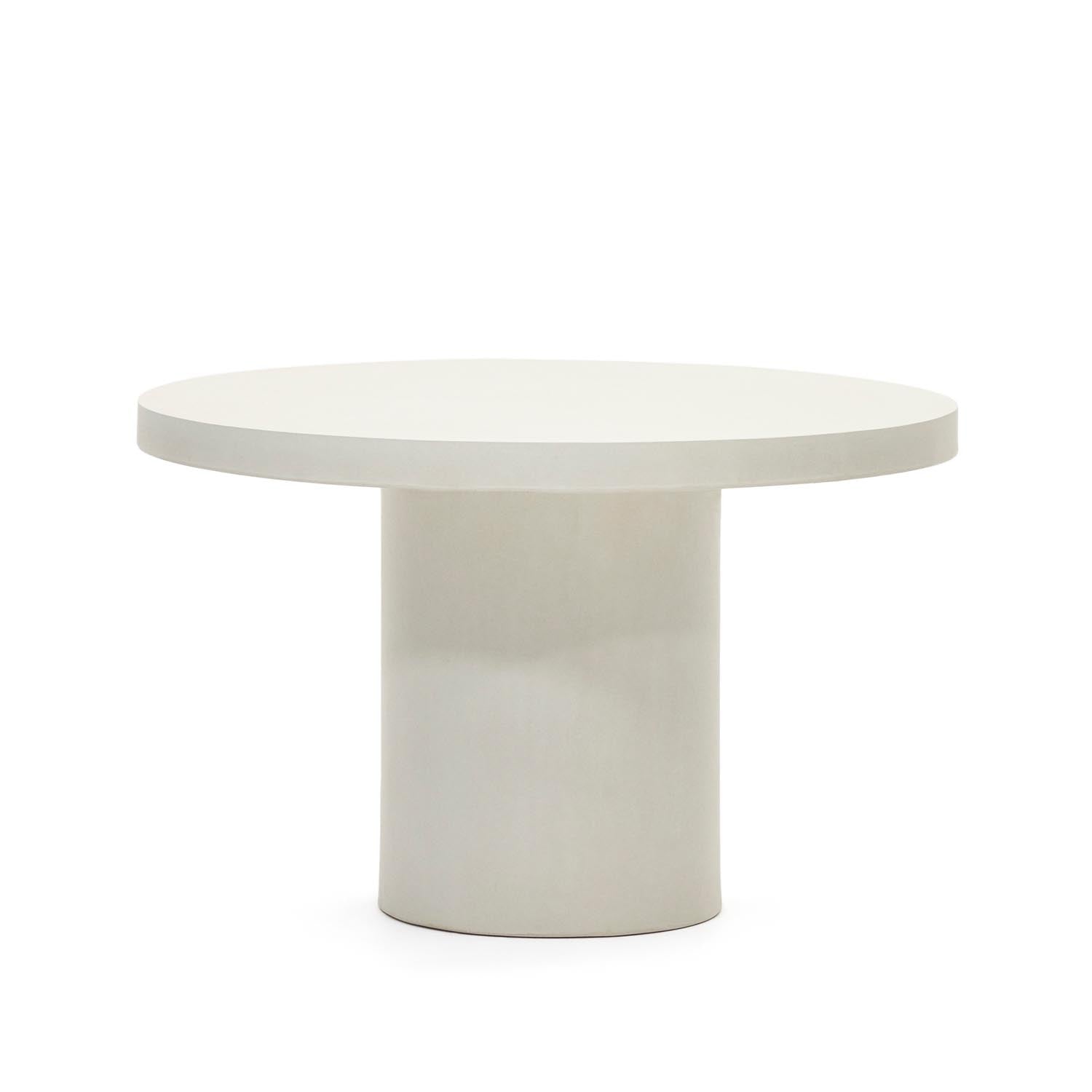 Eleganter, weisser Zementtisch Ø 120 cm von Kave Home, ideal für Garten, wetterfest, stabil, Platz für 6 Personen.