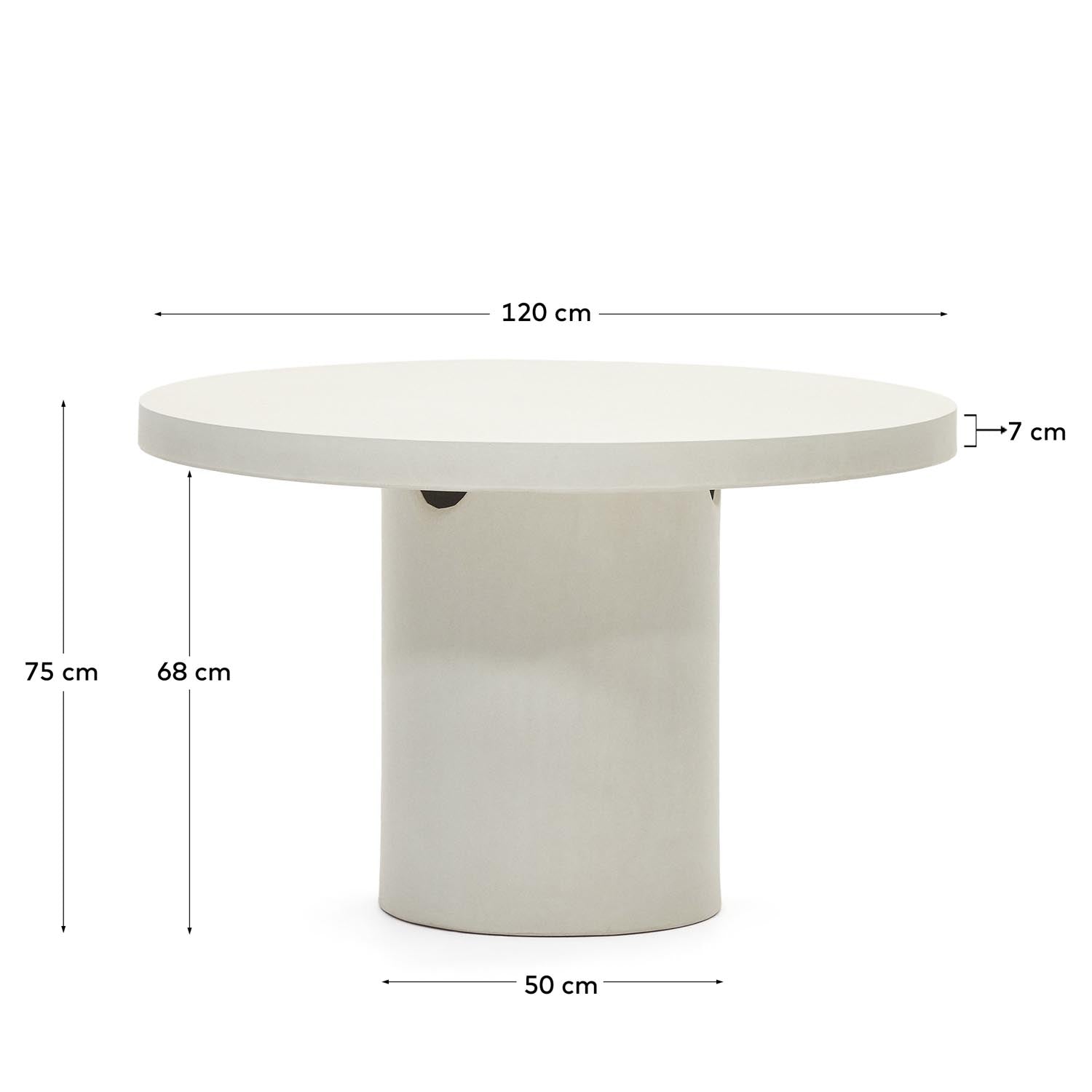 Moderner runder Tisch aus weißem Zement Ø 120 cm von Kave Home, perfekt für gesellige Stunden im Freien, robust und pflegeleicht.