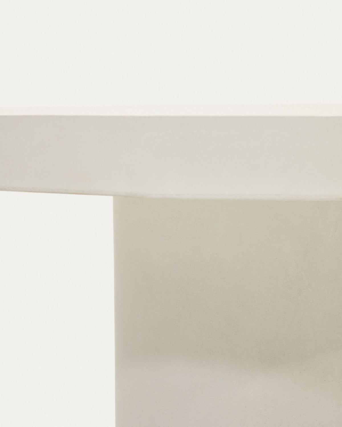 Aiguablava runder Tisch aus Zement in Weiss Ø 90 cm in Weiss präsentiert im Onlineshop von KAQTU Design AG. Gartentisch ist von Kave Home