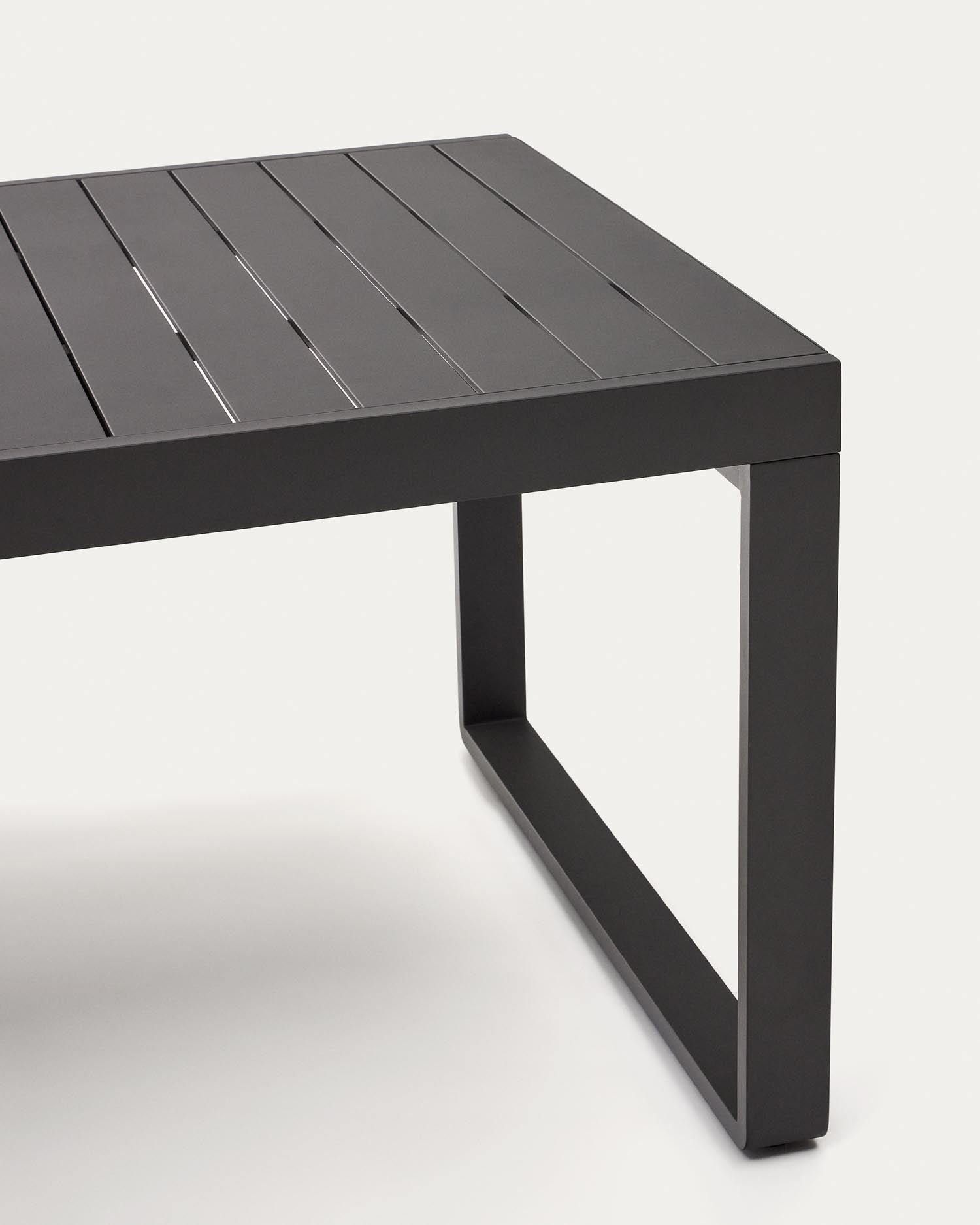 Eleganter, ausziehbarer Gartentisch aus Aluminium in dunkelgrau, ideal für gesellige Anlässe und stilvolle Outdoor-Gestaltung.