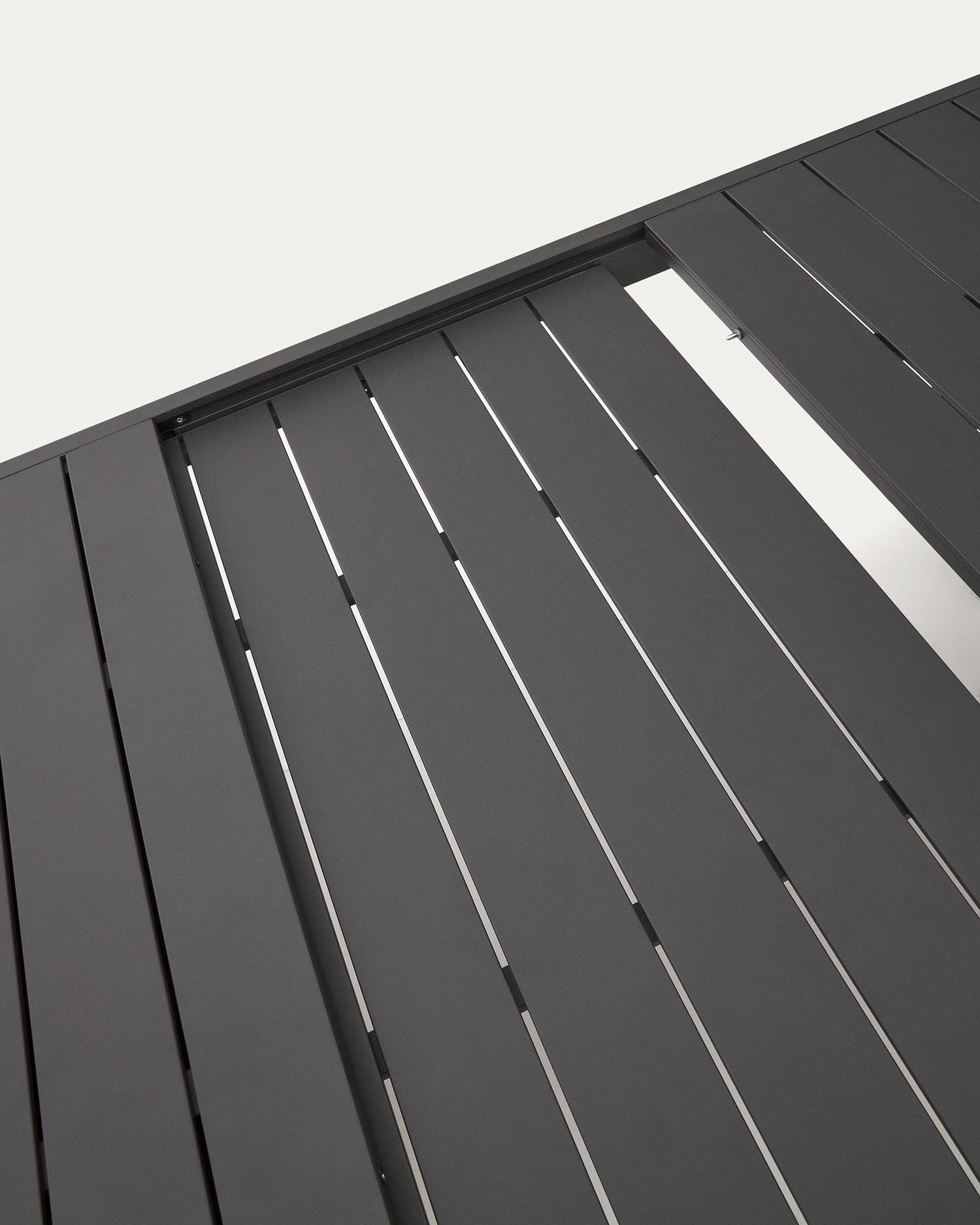 Eleganter, ausziehbarer Gartentisch aus Aluminium in Dunkelgrau, ideal für große Familienessen und stilvolle Outdoor-Events.