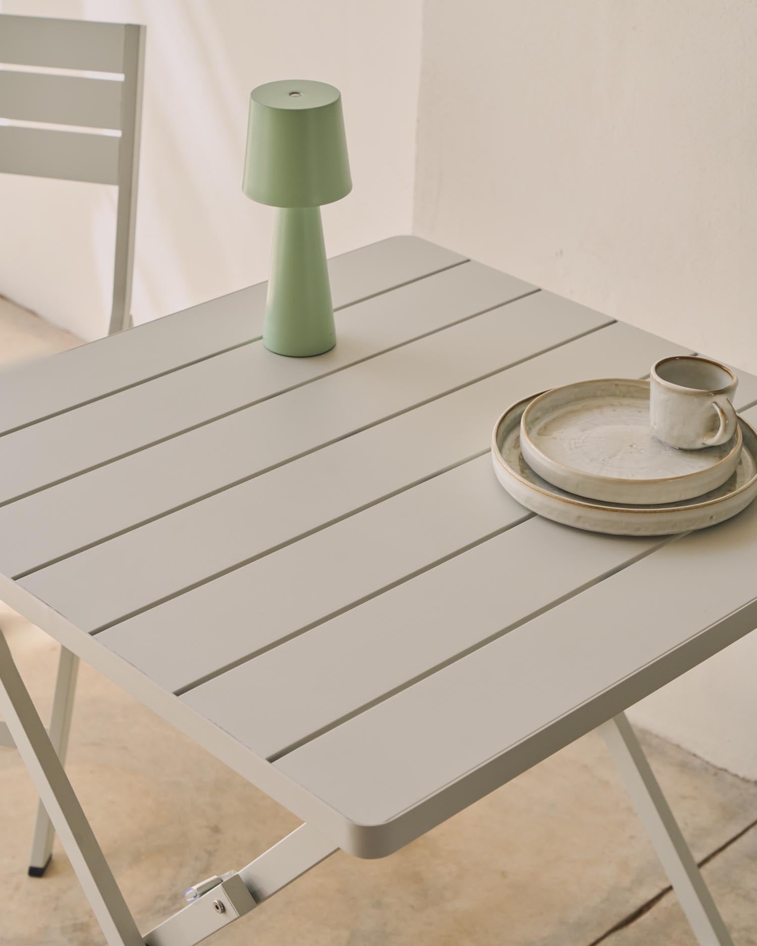 Faltbarer Gartentisch Torreta aus Aluminium, hellgrau, 70x70 cm, perfekt für moderne Aussenbereiche, von Kave Home.