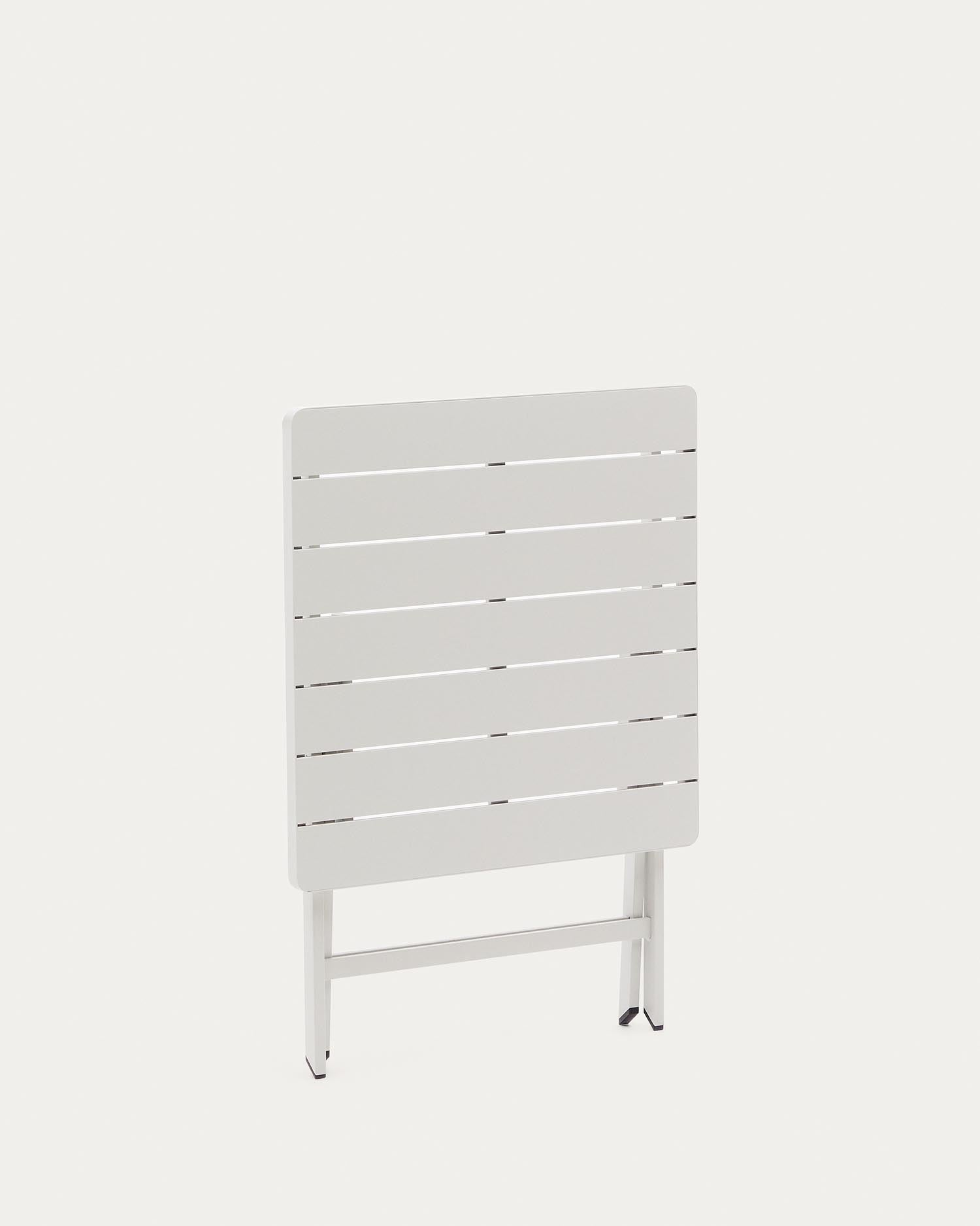 Entdecken Sie den eleganten, faltbaren Gartentisch Torreta von Kave Home. Mit seinem hellgrauen Aluminium-Design und kompakten 70x70 cm ist er ideal für jeden Außenbereich.