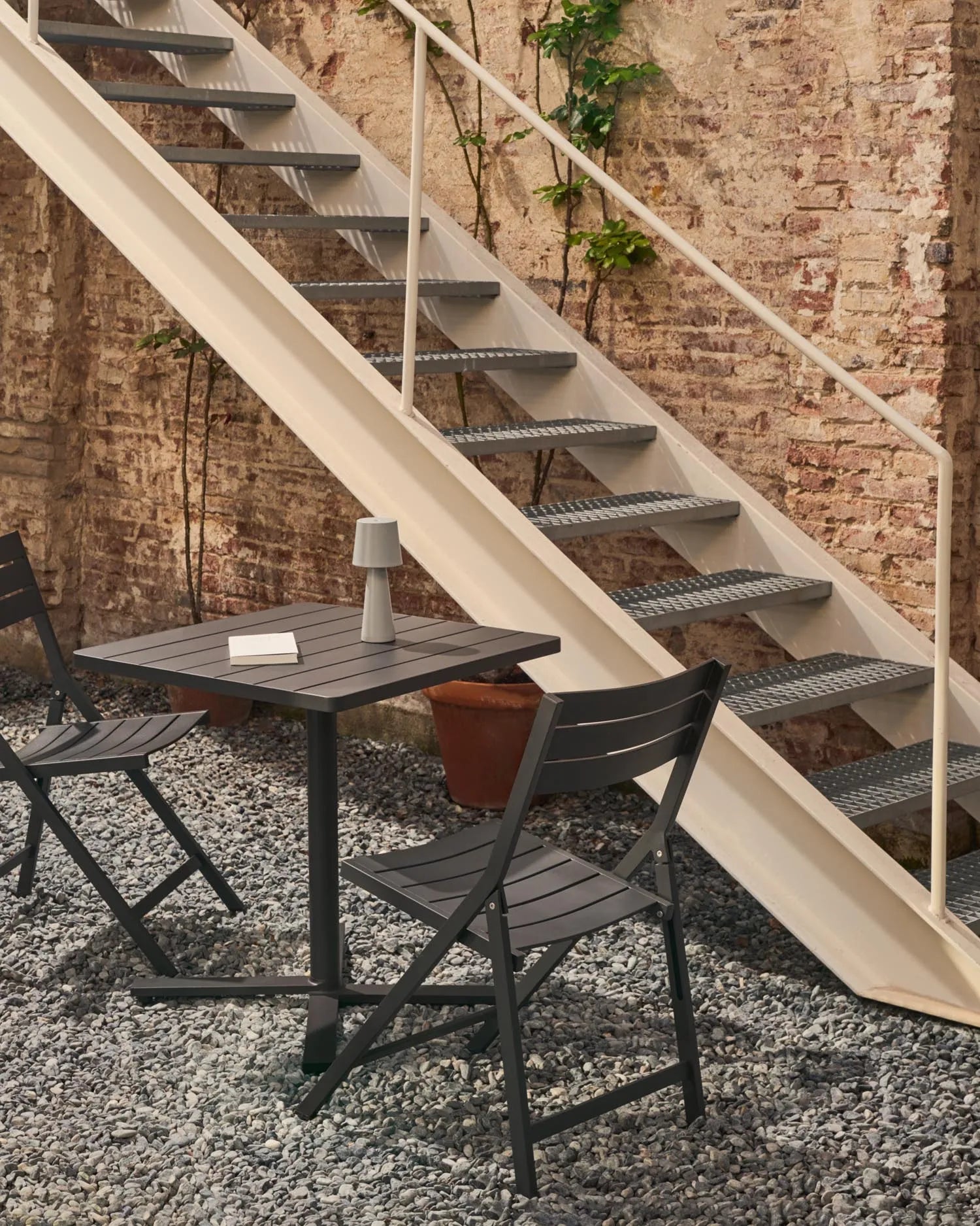 Kompakter, faltbarer Aluminiumtisch Torreta in Dunkelgrau, 70x70 cm, ideal für den Außenbereich, von Kave Home.