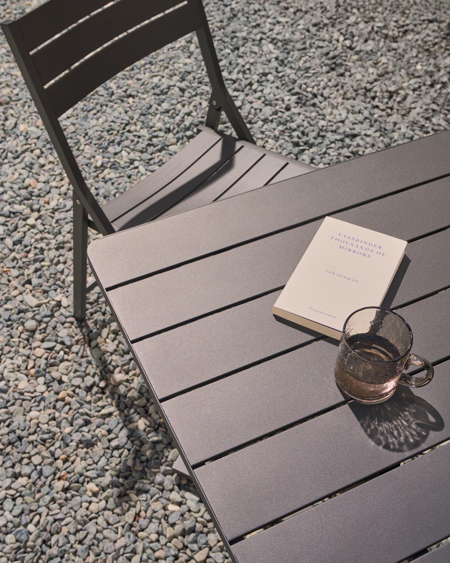 Faltbarer Aluminiumtisch Torreta in Dunkelgrau, 70x70 cm, perfekt für den Außenbereich, von Kave Home.