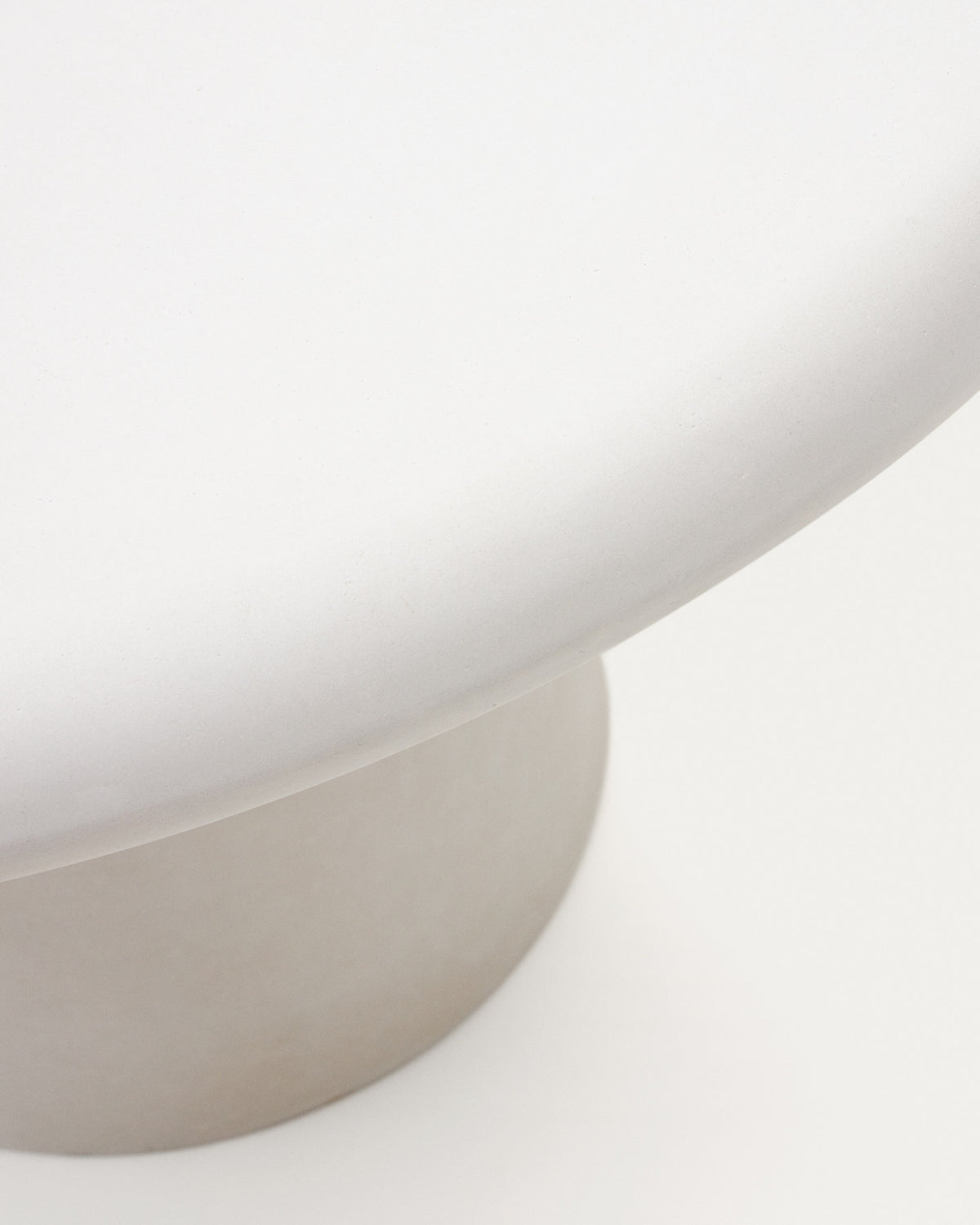 Addaia Tisch rund aus weissem Zement Ø 90 cm in Weiss präsentiert im Onlineshop von KAQTU Design AG. Gartentisch ist von Kave Home
