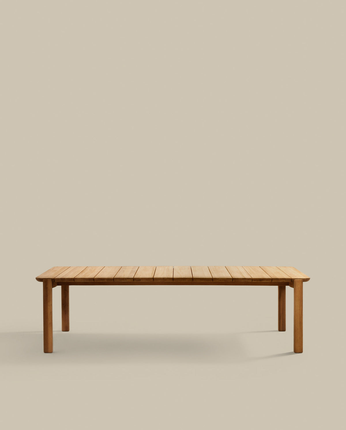 Icaro Tisch aus massivem Teakholz FSC 100% 220 x 102 cm in Natur präsentiert im Onlineshop von KAQTU Design AG. Gartentisch ist von Kave Home