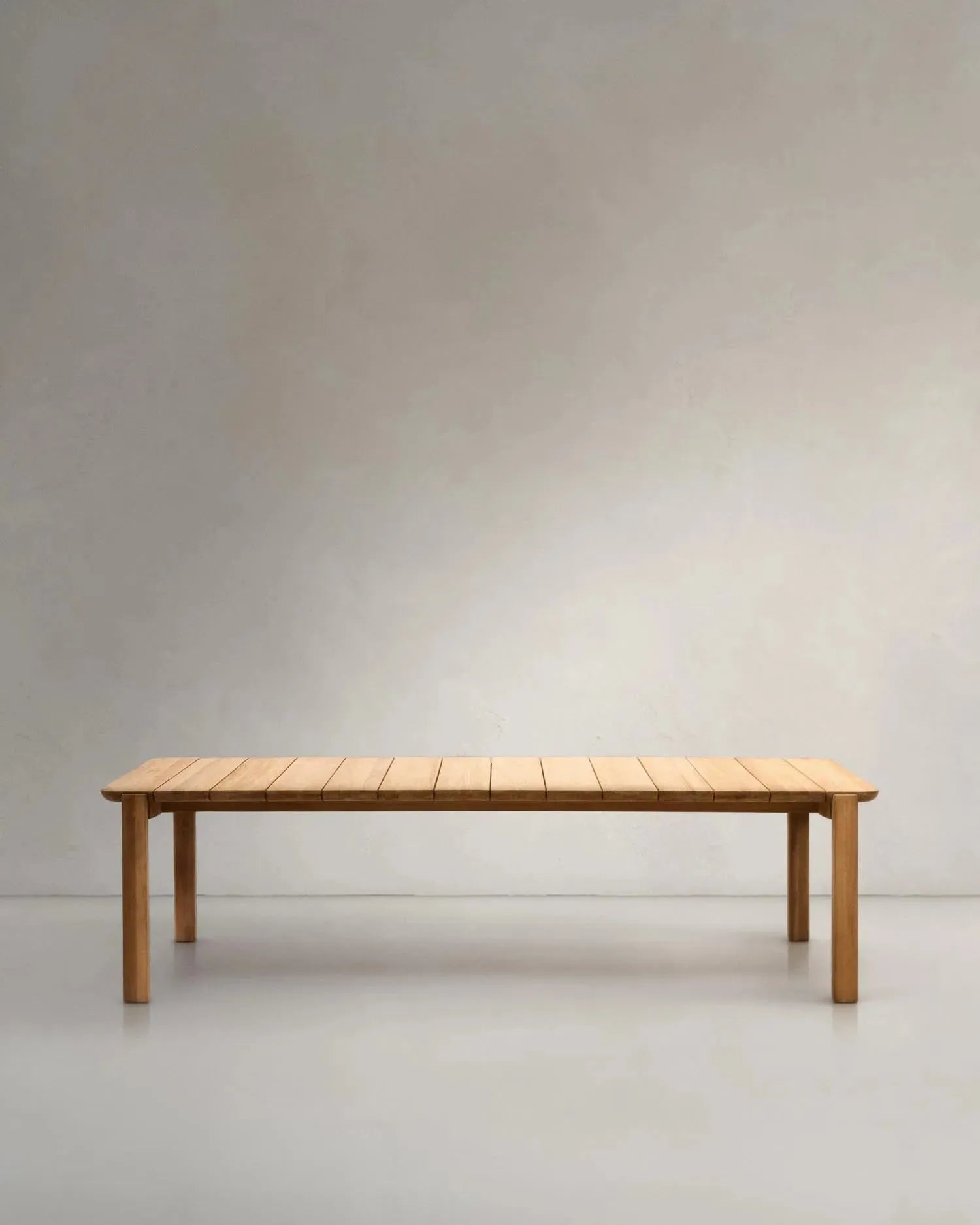 Der Icaro Tisch aus FSC-zertifiziertem Teakholz vereint Eleganz und Nachhaltigkeit. Perfekt für stilvolle Outdoor-Momente.