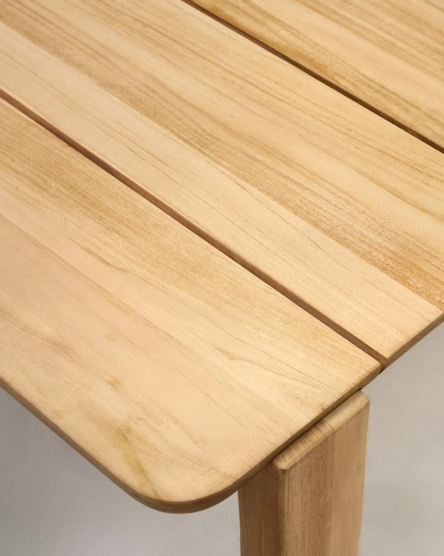 Massiver Icaro Teakholz-Tisch (FSC 100%), 220x102 cm, von Kave Home. Nachhaltig, elegant und perfekt für Ihr Interieur.