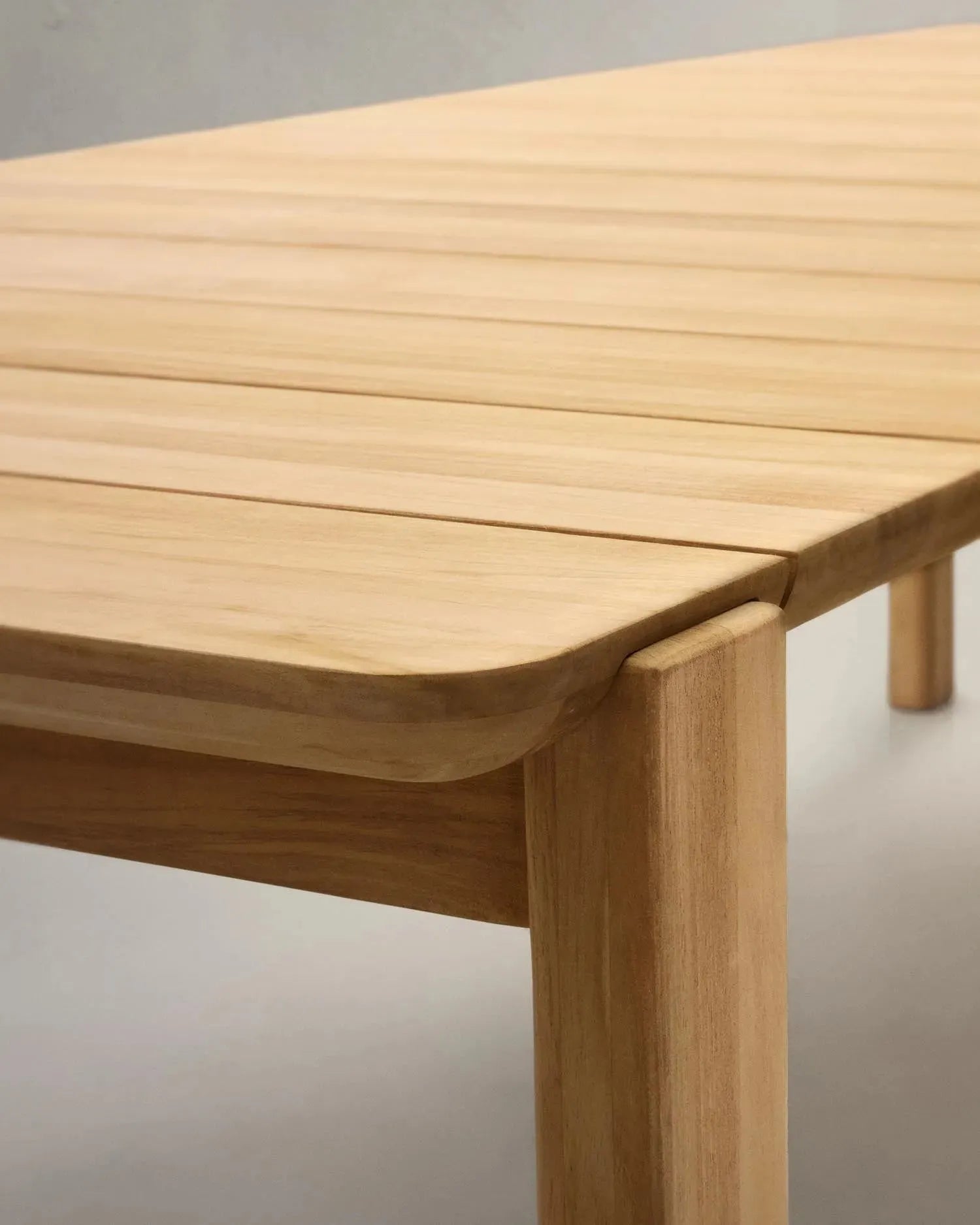 Eleganter Icaro Tisch aus FSC-zertifiziertem Teakholz, 220x102 cm, von Kave Home. Nachhaltig und stilvoll für Ihr Zuhause.