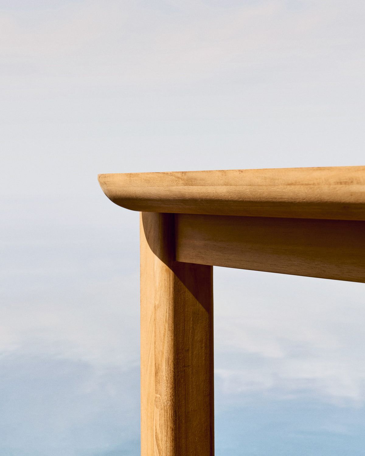 Icaro Tisch aus massivem Teakholz FSC 100% 220 x 102 cm in Natur präsentiert im Onlineshop von KAQTU Design AG. Gartentisch ist von Kave Home