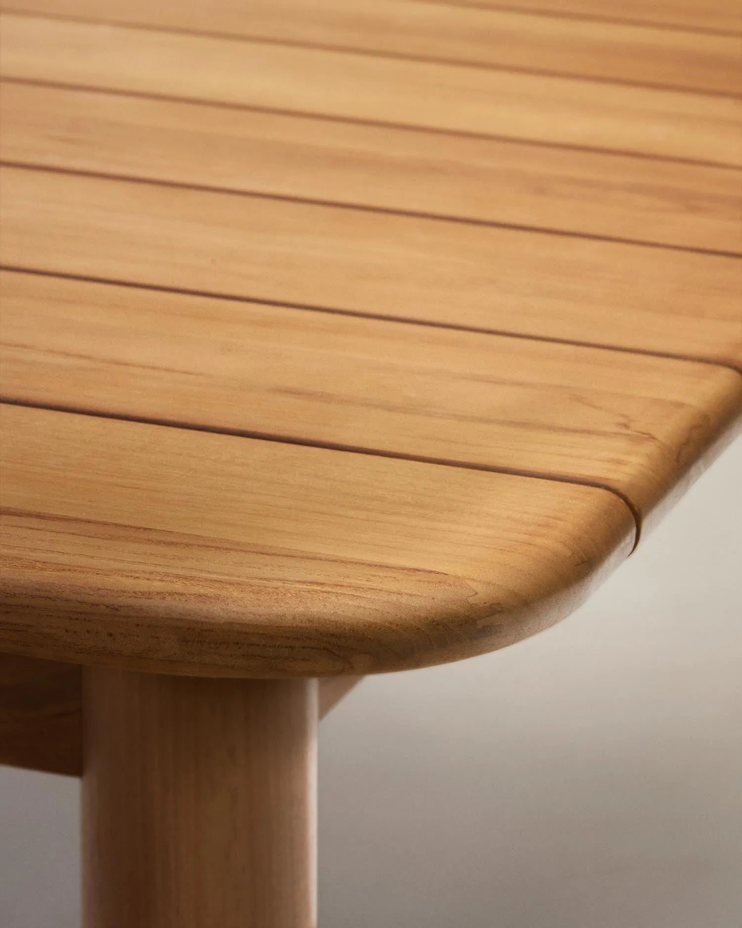 Ausziehbarer Outdoor-Tisch aus massivem FSC-zertifiziertem Teakholz, ideal für stilvolle und nachhaltige Außenbereiche.