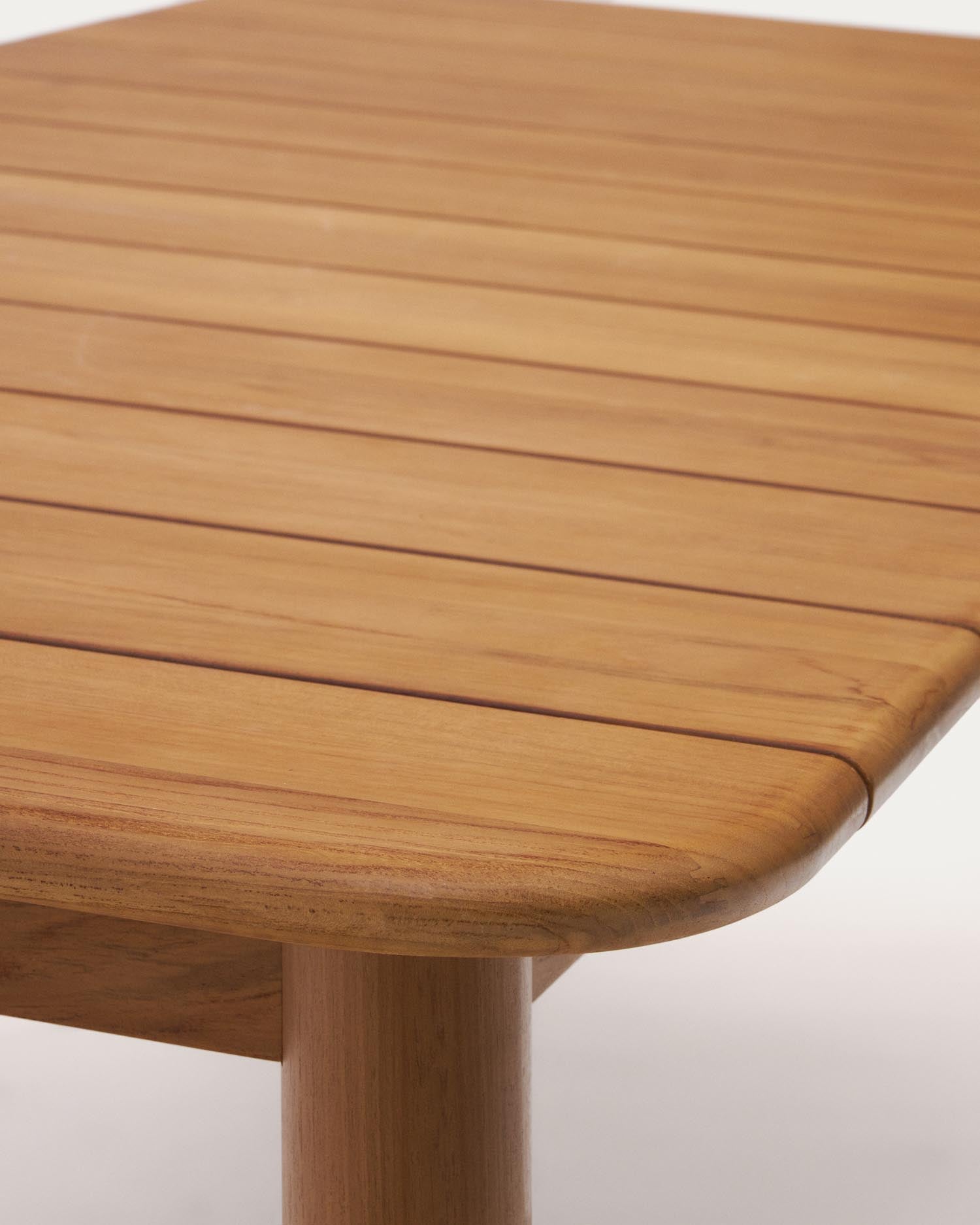 Ausziehbarer Turqueta Tisch aus massivem Teakholz, FSC-zertifiziert. Ideal für gesellige Anlässe im Freien, vereint Eleganz und Umweltbewusstsein.
