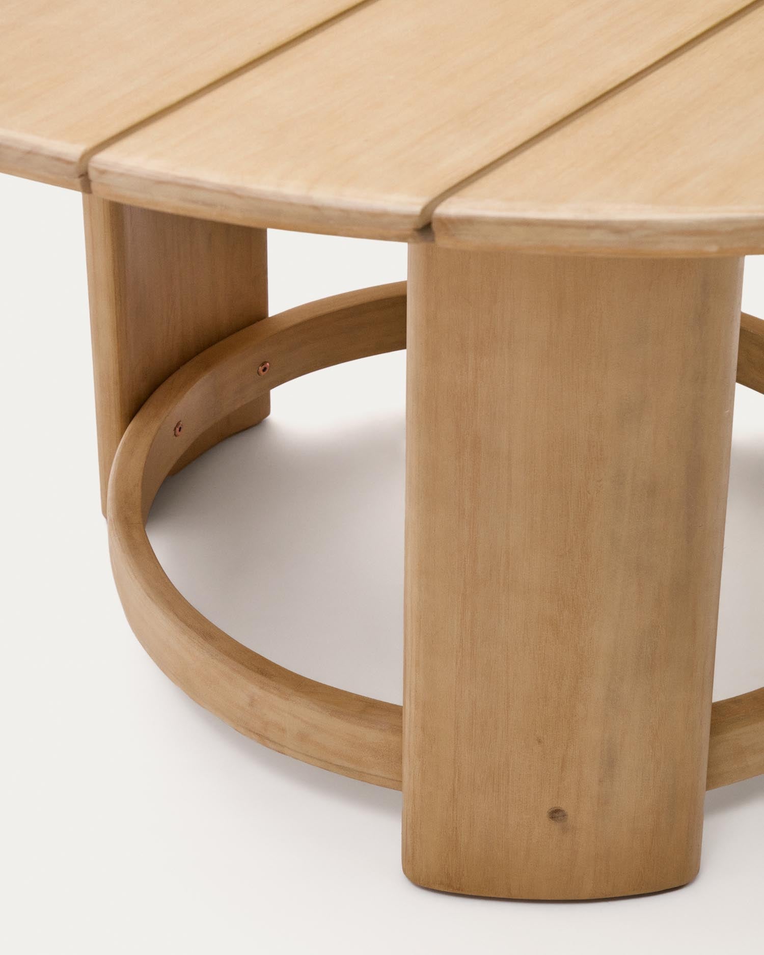 Eleganter runder Tisch aus massivem Eukalyptusholz (FSC 100%), Ø 140 cm, perfekt für gesellige Runden im Freien oder stilvolle Innenräume.