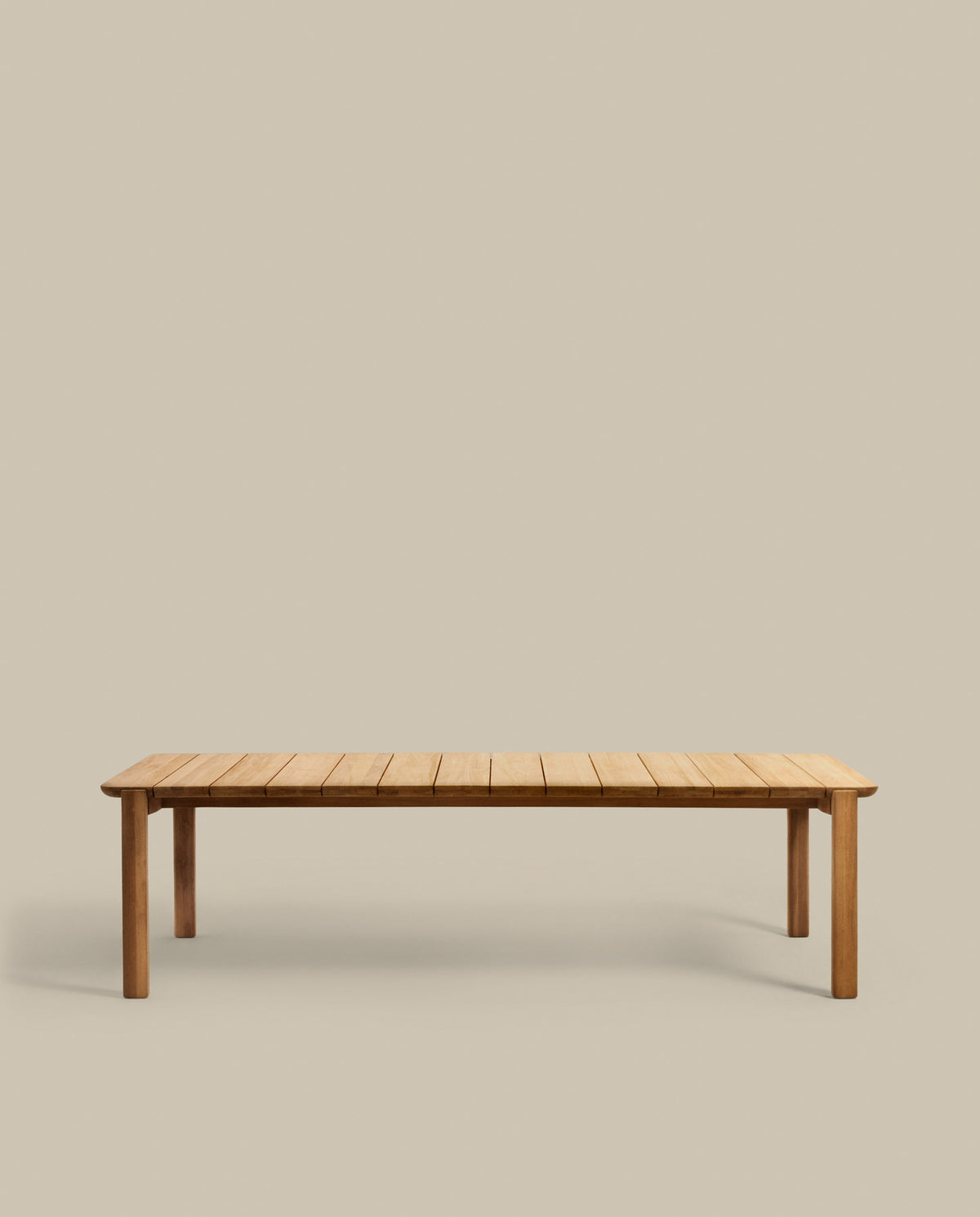 Icaro Tisch aus massivem Teakholz FSC 100% 280 x 112 cm in Natur präsentiert im Onlineshop von KAQTU Design AG. Gartentisch ist von Kave Home