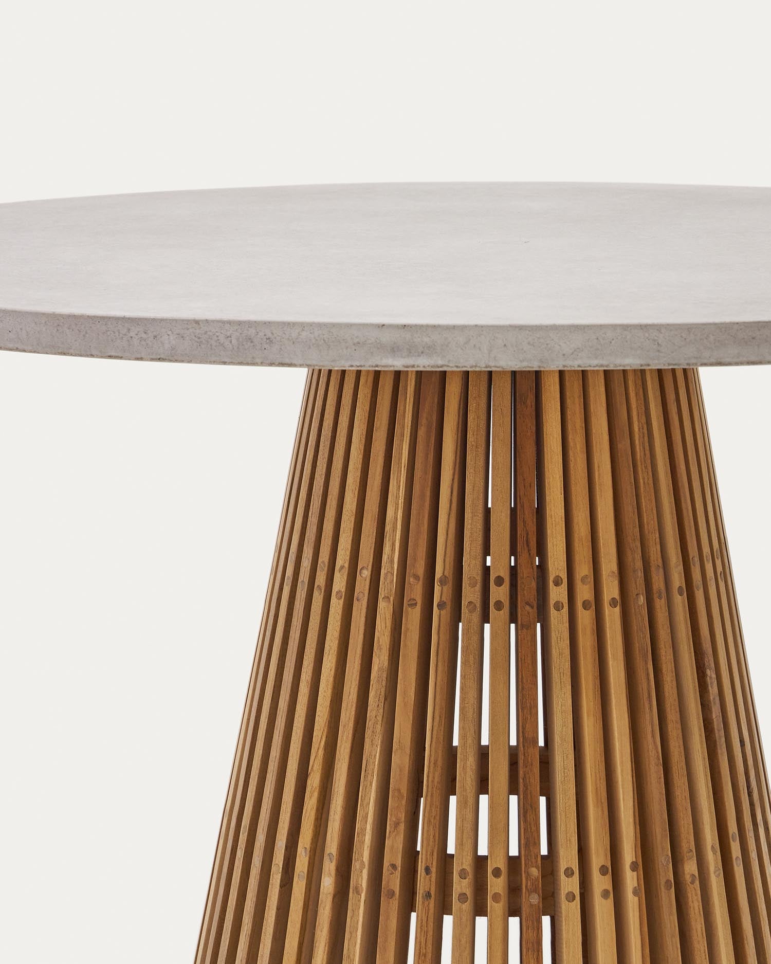 Runder Alcaufar Outdoor Tisch aus massivem Teakholz und grauem Zement, Ø 120 cm, stilvoll und robust für Ihren Außenbereich.