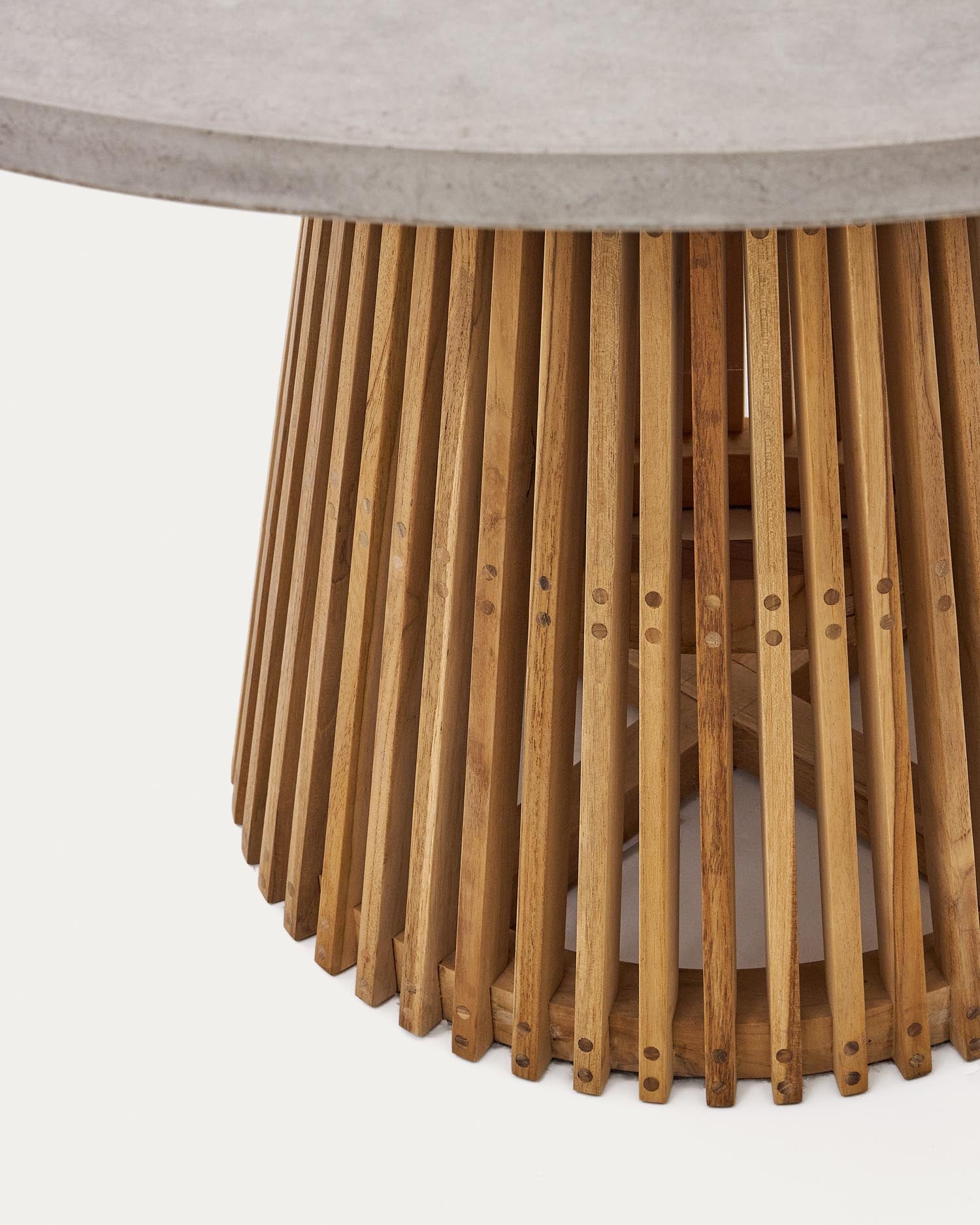 Eleganter runder Outdoor-Tisch Alcaufar aus massivem Teakholz und grauem Zement, Ø 120 cm, ideal für stilvolle Außenbereiche.
