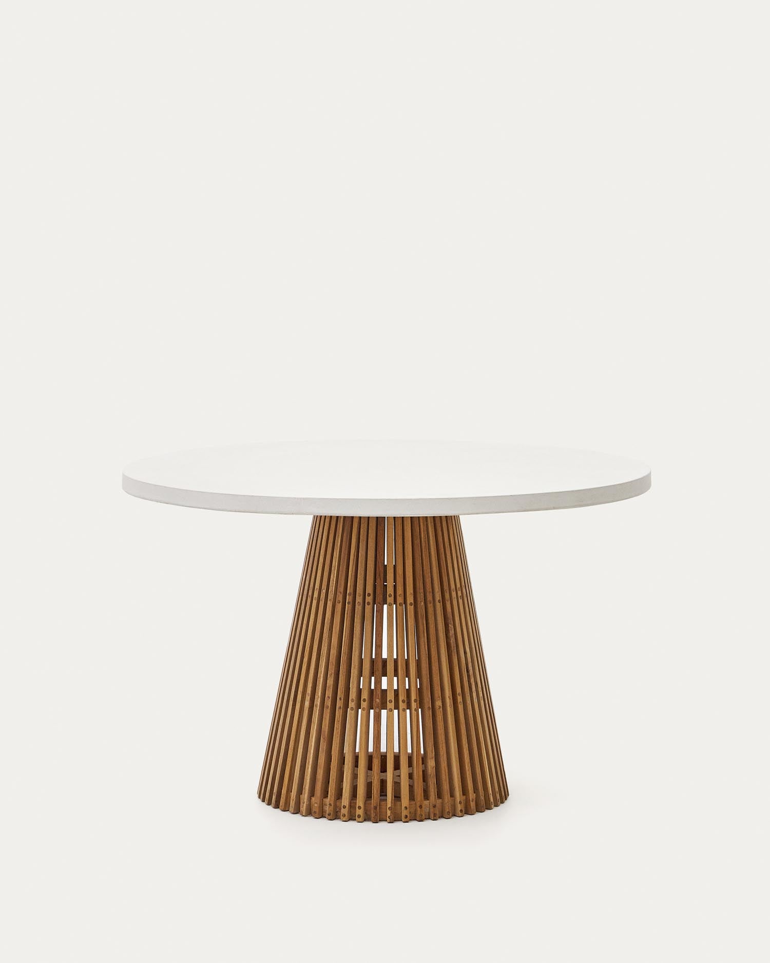 Runder Alcaufar Outdoor Tisch aus Teakholz und weissem Zement, Ø 120 cm, vereint Langlebigkeit und urbane Eleganz für deinen Garten.