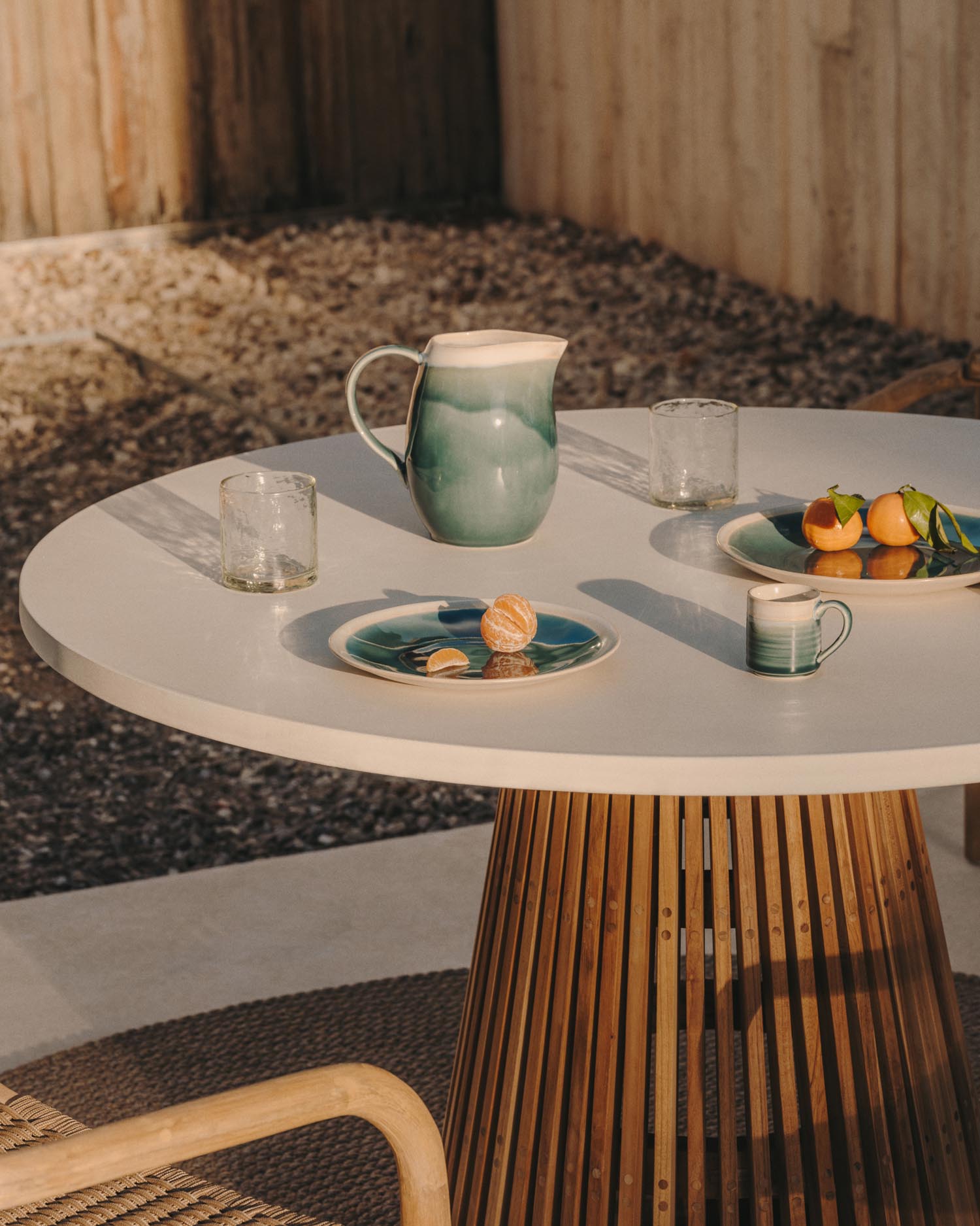 Der Alcaufar Tisch vereint robustes Teakholz mit urbanem Zement, ideal für stilvolle Outdoor-Geselligkeit.