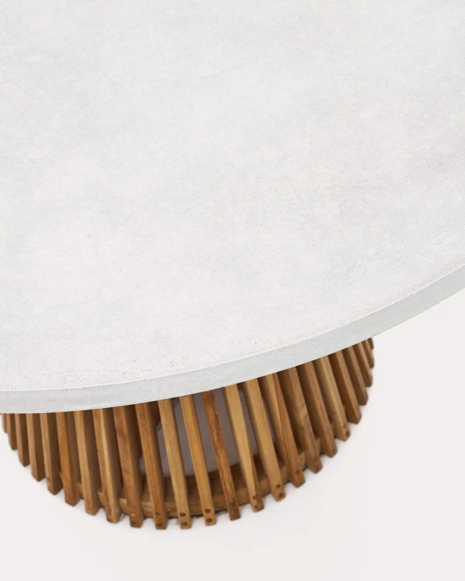 Runder Alcaufar Outdoor Tisch aus massivem Teakholz und weißem Zement, Ø 120 cm, ideal für stilvolle Außenbereiche.