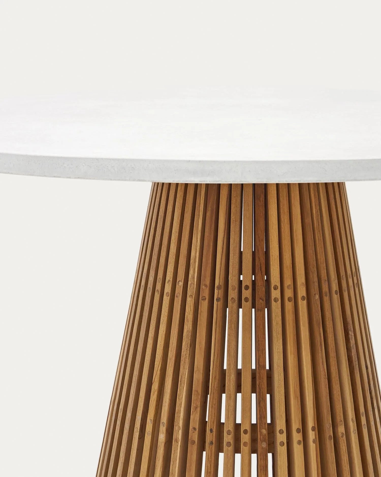 Eleganter runder Outdoor-Tisch Alcaufar aus Teakholz und weißem Zement, Ø 120 cm, perfekt für moderne Außenbereiche.