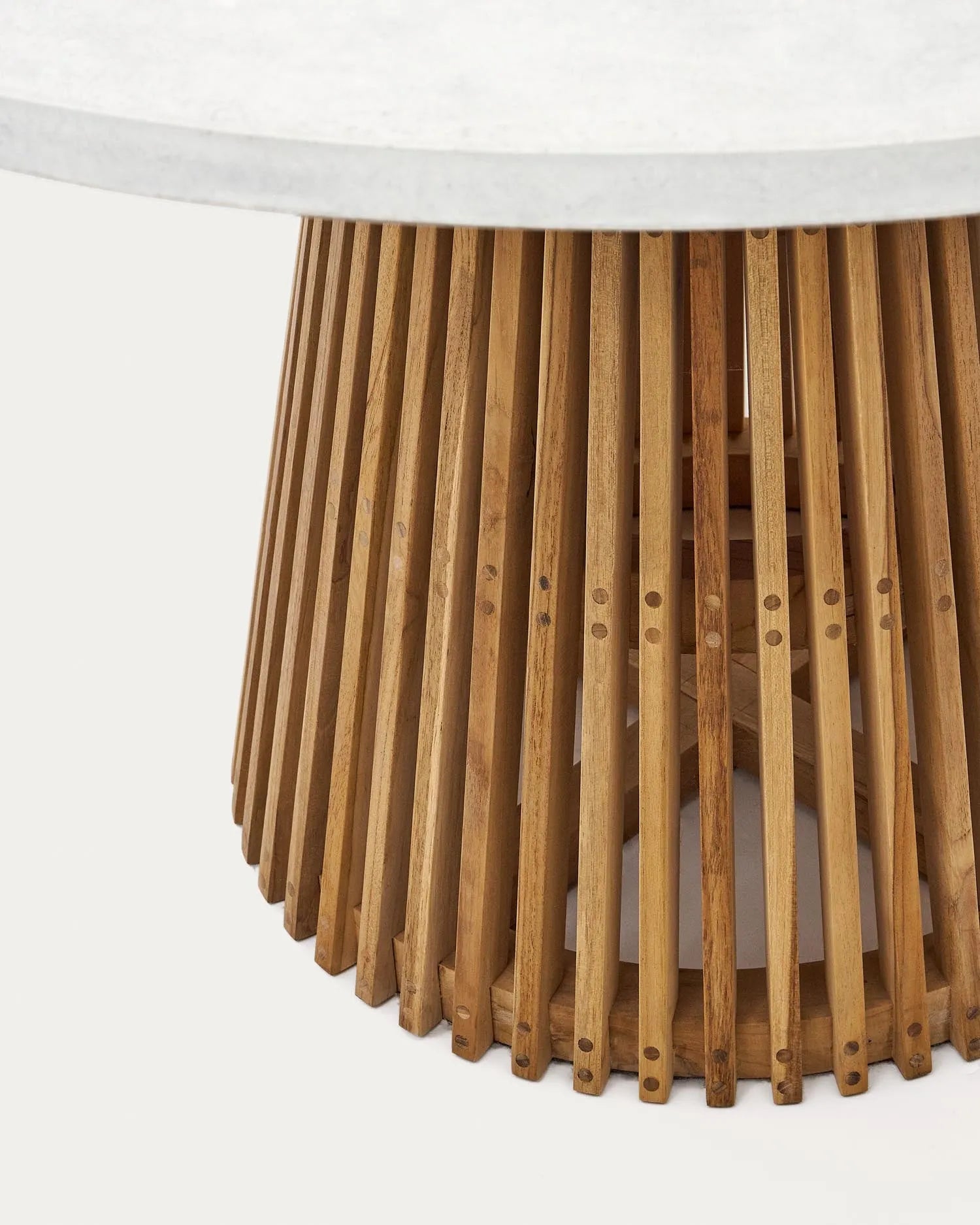 Runder Outdoor-Tisch Alcaufar aus massivem Teakholz und weißem Zement, Ø 120 cm, ideal für stilvolle Außenbereiche.