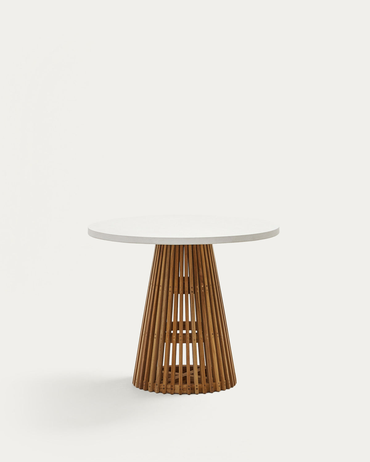 Alcaufar Outdoor Tisch rund aus massivem Teakholz und weissem Zement Ø 90 cm in Natur, Weiss präsentiert im Onlineshop von KAQTU Design AG. Gartentisch ist von Kave Home