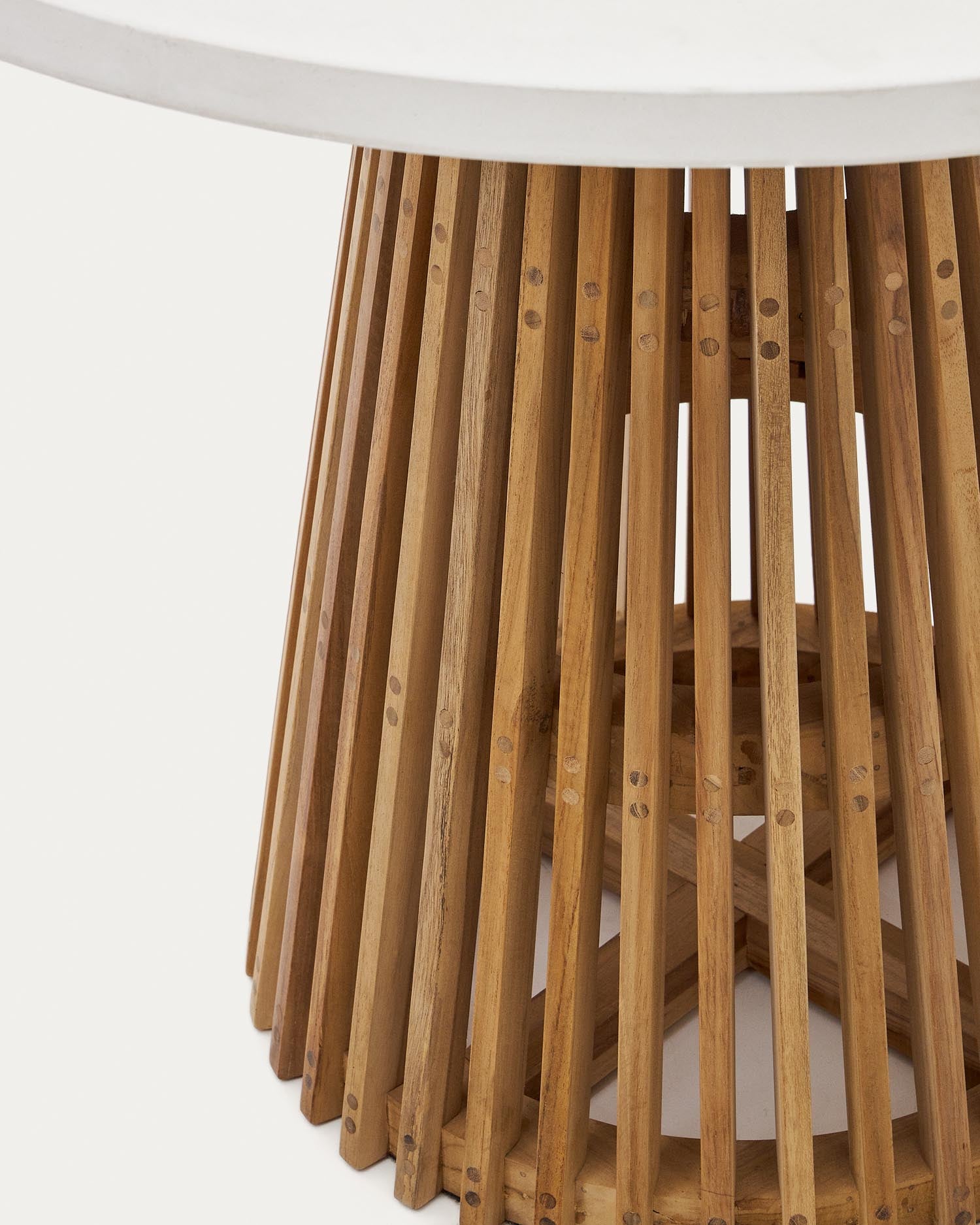 Genieße den Alcaufar Outdoor Tisch aus hochwertigem Teakholz und elegantem weißen Zement. Ø 90 cm, ideal für stilvolle Zusammenkünfte im Freien.