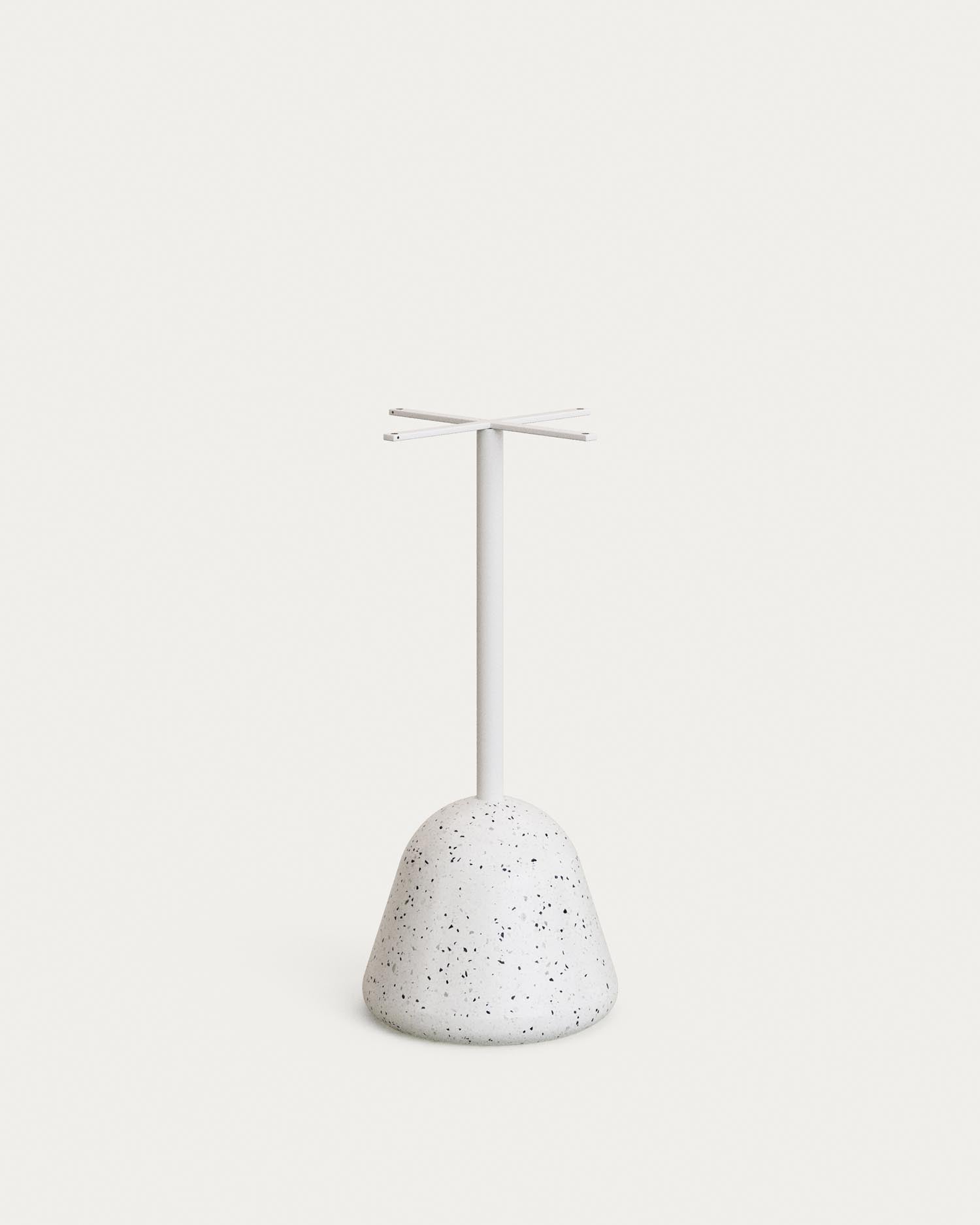 Eleganter Bartisch aus hochwertigem weissem Terrazzo, 95 x 70 x 70 cm, perfekt für gesellige Stunden im Freien, von Kave Home.