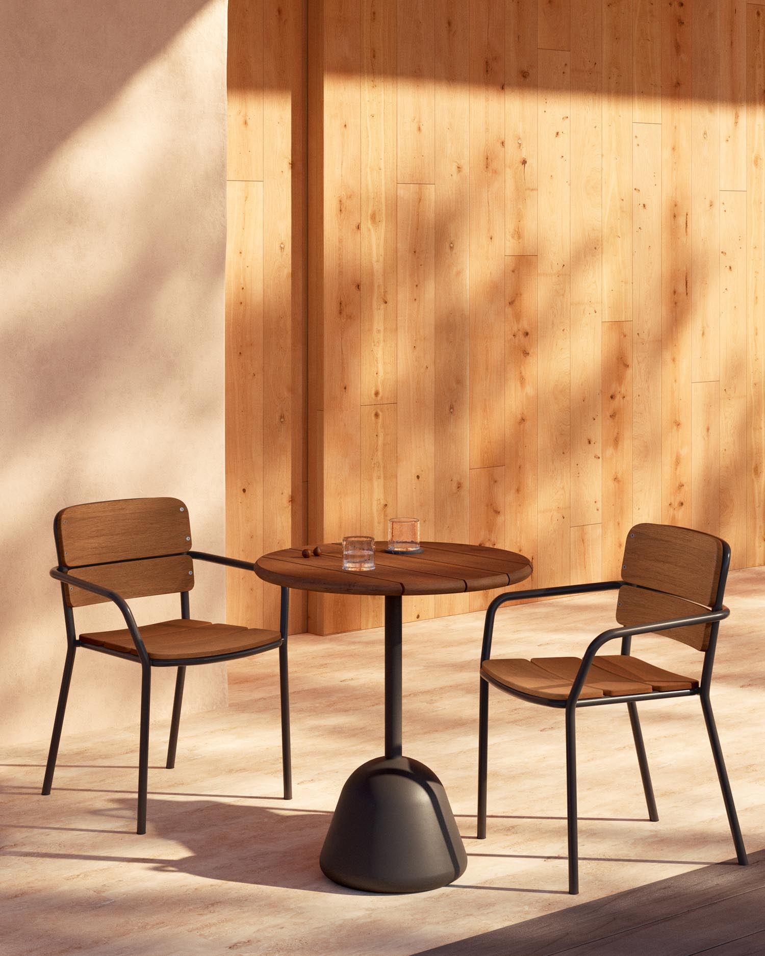 Moderner Saura Tisch aus schwarzem Metall und Akazienholz mit Walnuss-Finish, 75 x Ø70 cm, FSC-zertifiziert, von Kave Home.