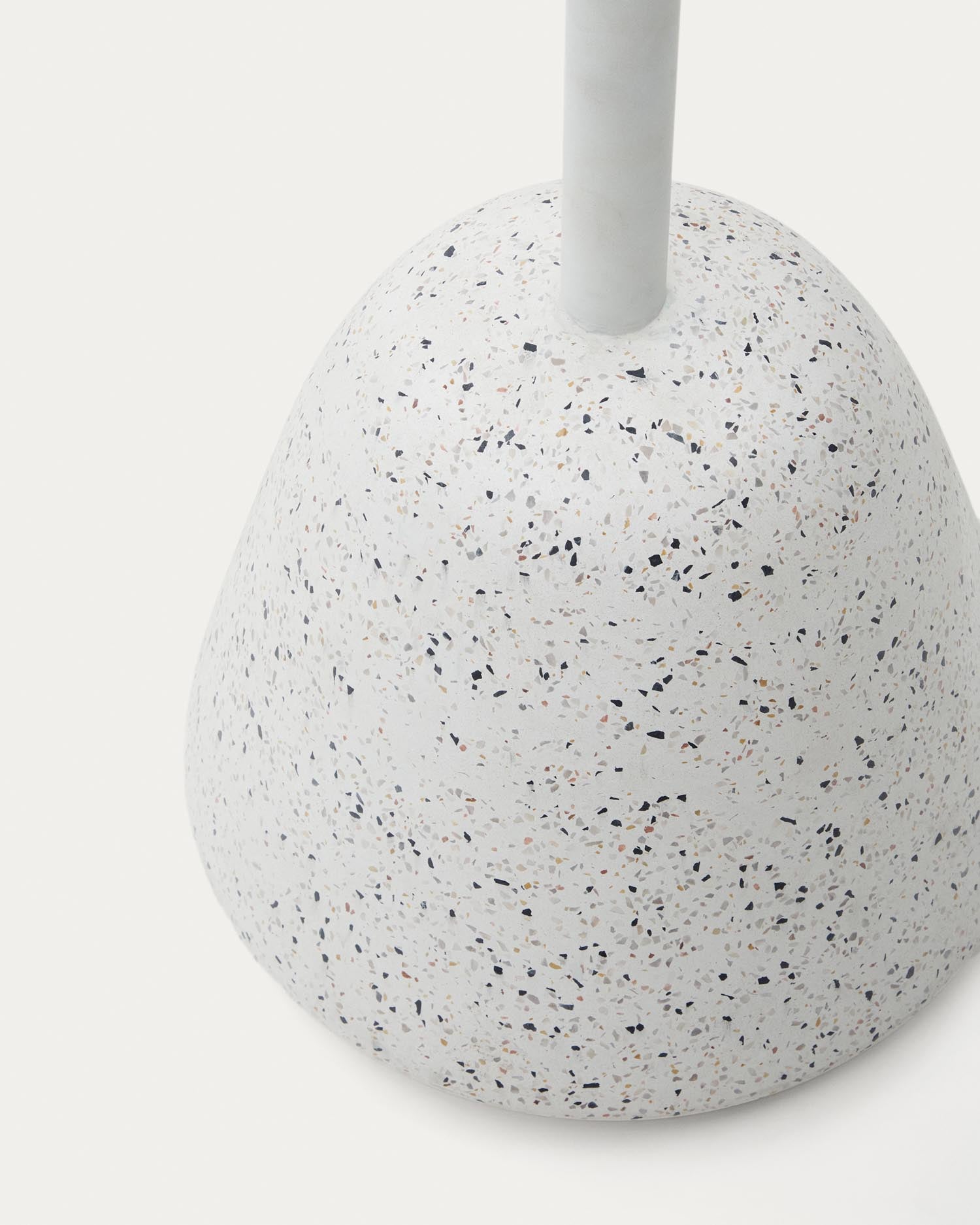 Eleganter Saura Tisch aus weißem Terrazzo, 75 cm hoch, Ø70 cm, perfekt für moderne Wohnräume und Außenbereiche.