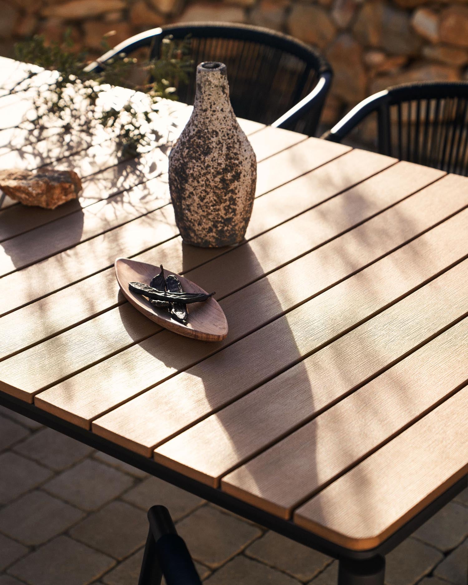 Eleganter Ausziehtisch aus Poly-Holz und Aluminium, wetterfest, erweiterbar von 140 auf 200 cm, ideal für Garten und Terrasse.