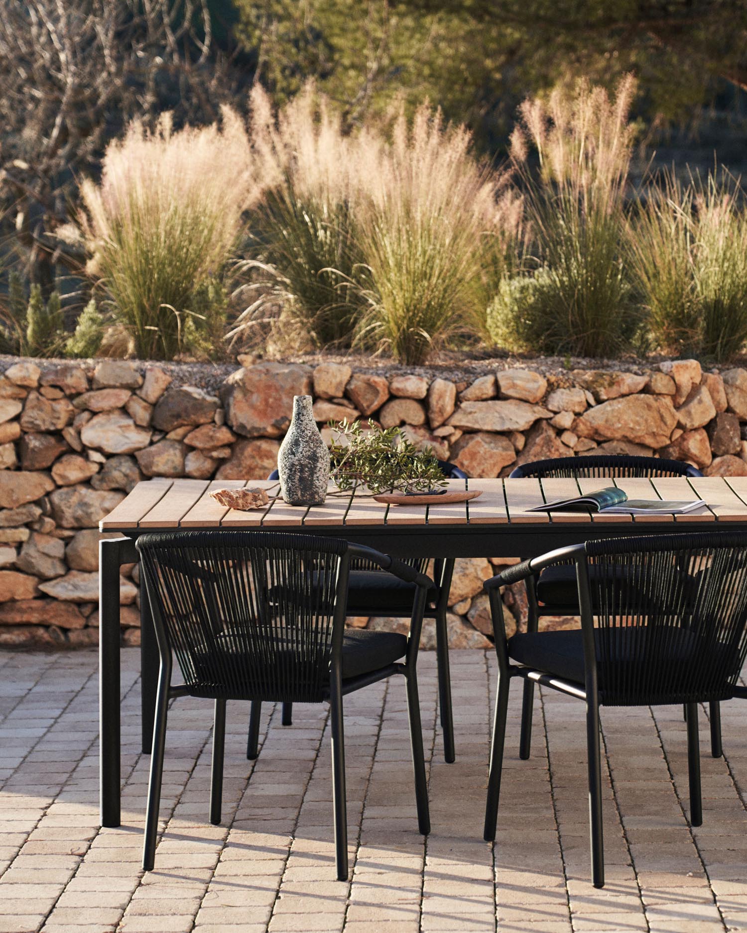 Canyelles Gartenausziehtisch: Hochwertiges Poly-Holz & mattschwarzes Aluminium, erweiterbar auf 240 cm, ideal für stilvolle Outdoor-Events.