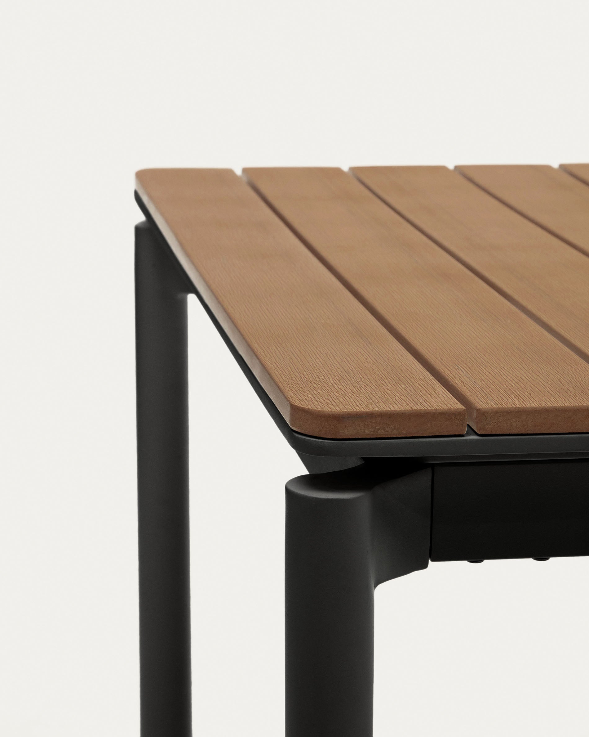 Eleganter Gartenausziehtisch aus robustem Poly-Holz und mattschwarzem Aluminium, erweiterbar von 180 auf 240 cm – perfekt für gesellige Momente im Freien.