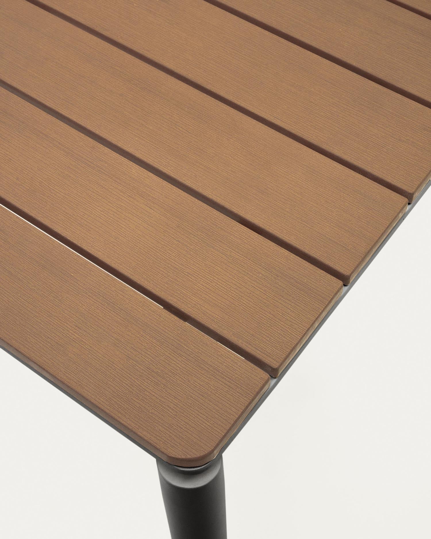 Eleganter Gartenausziehtisch aus robustem Poly-Holz und mattschwarzem Aluminium, 180(240) cm – perfekt für gesellige Stunden im Freien.