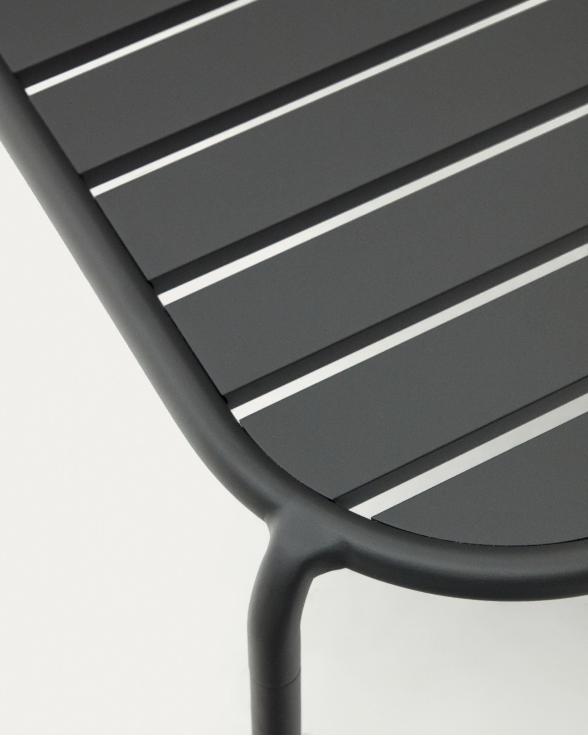 Moderner Gartencouchtisch Joncols aus grauem Aluminium, Ø 110 x 62 cm, ideal für stilvolle Außenbereiche.